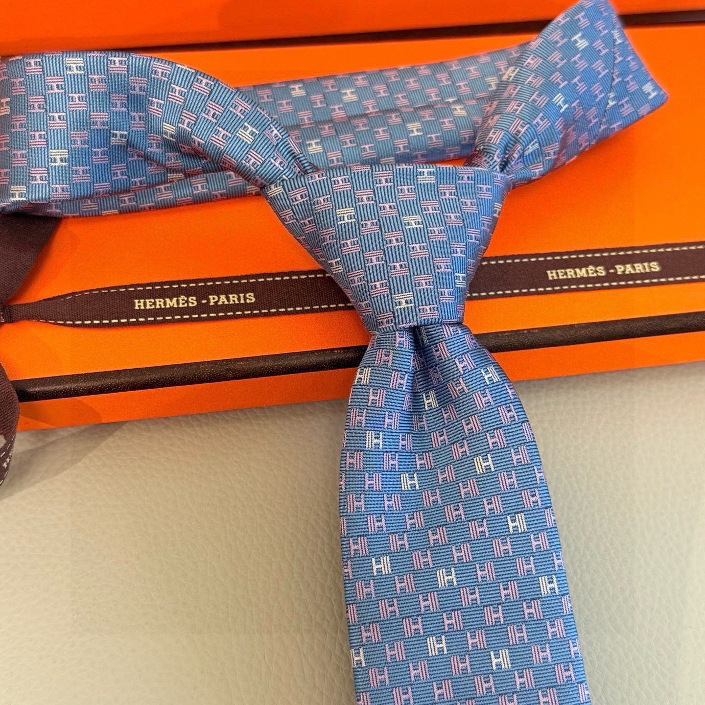 🌾，官方同步新款 男士领带，稀有H家每年都有一千条不同印花的领带面世，从最初的多以几何图案表现骑术活动为