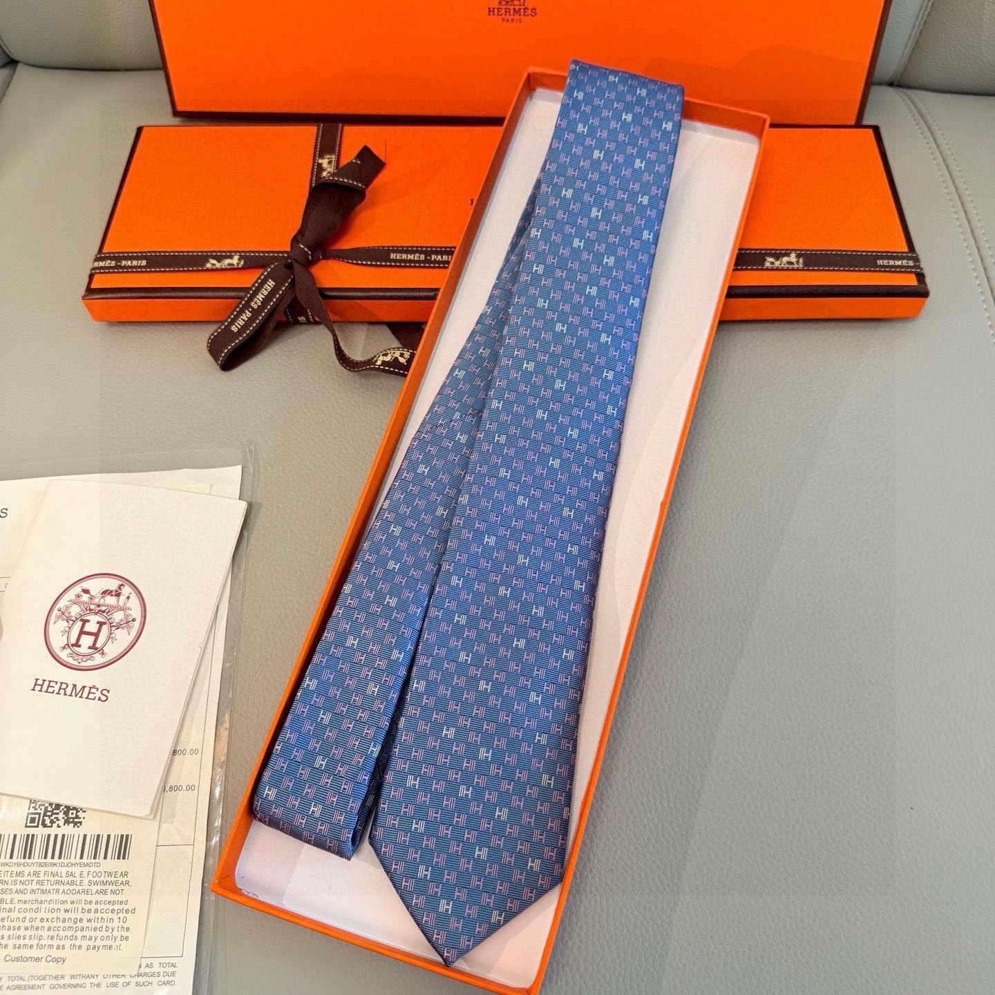 🌾，官方同步新款 男士领带，稀有H家每年都有一千条不同印花的领带面世，从最初的多以几何图案表现骑术活动为