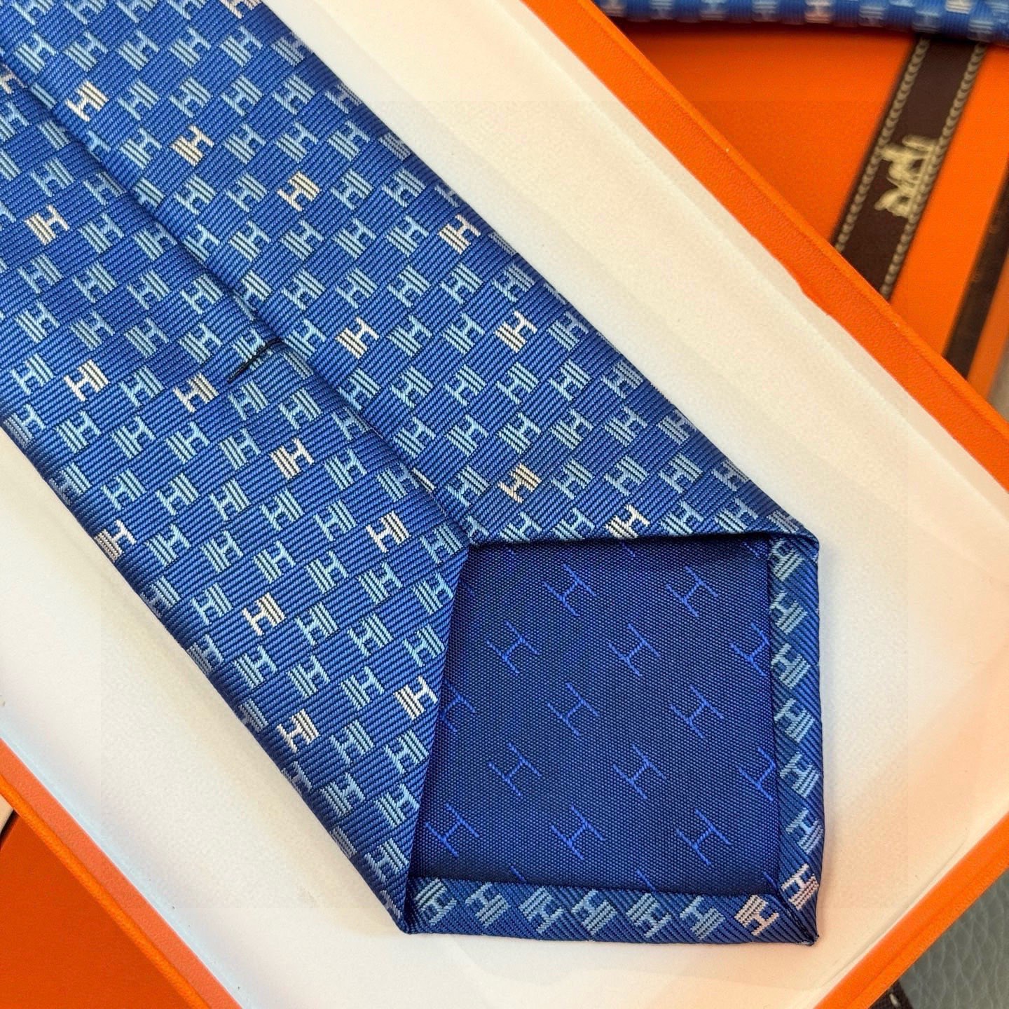 🌾，官方同步新款 男士领带，稀有H家每年都有一千条不同印花的领带面世，从最初的多以几何图案表现骑术活动为