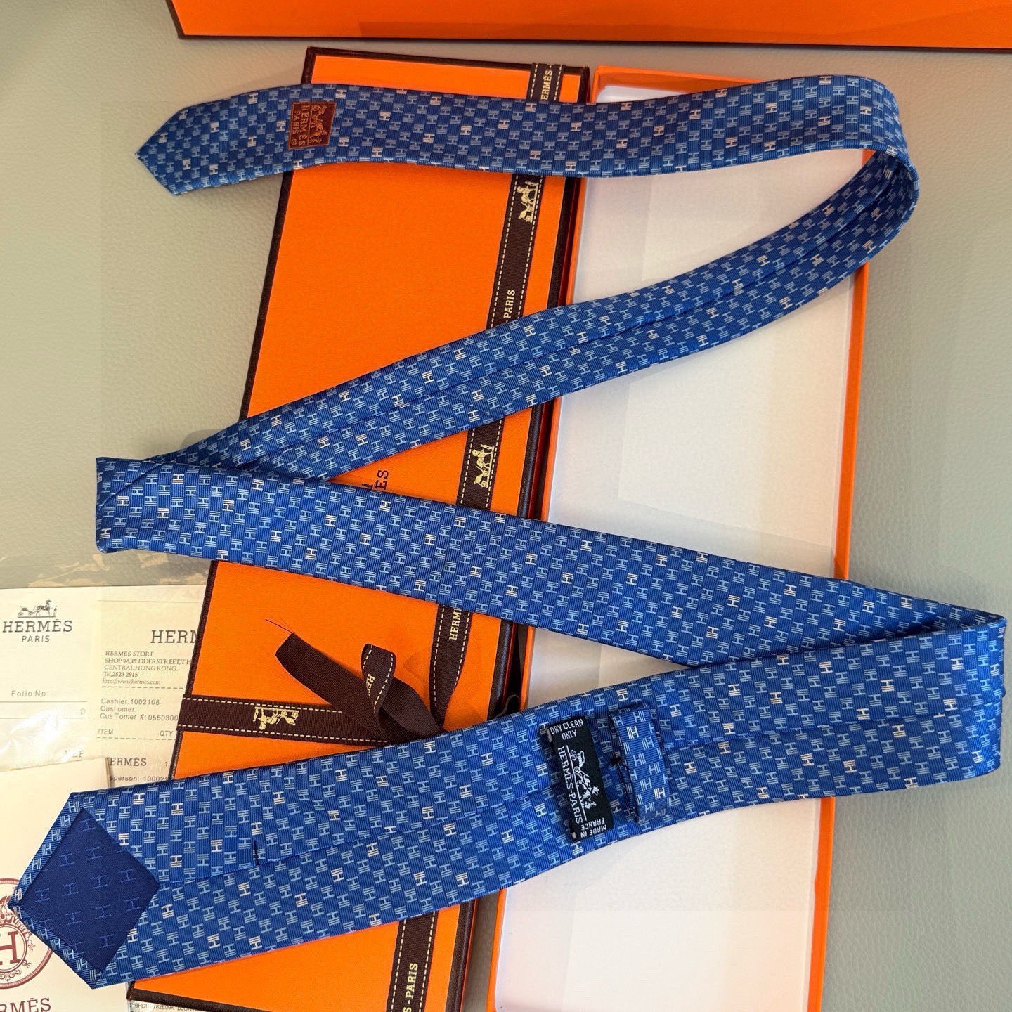 🌾，官方同步新款 男士领带，稀有H家每年都有一千条不同印花的领带面世，从最初的多以几何图案表现骑术活动为