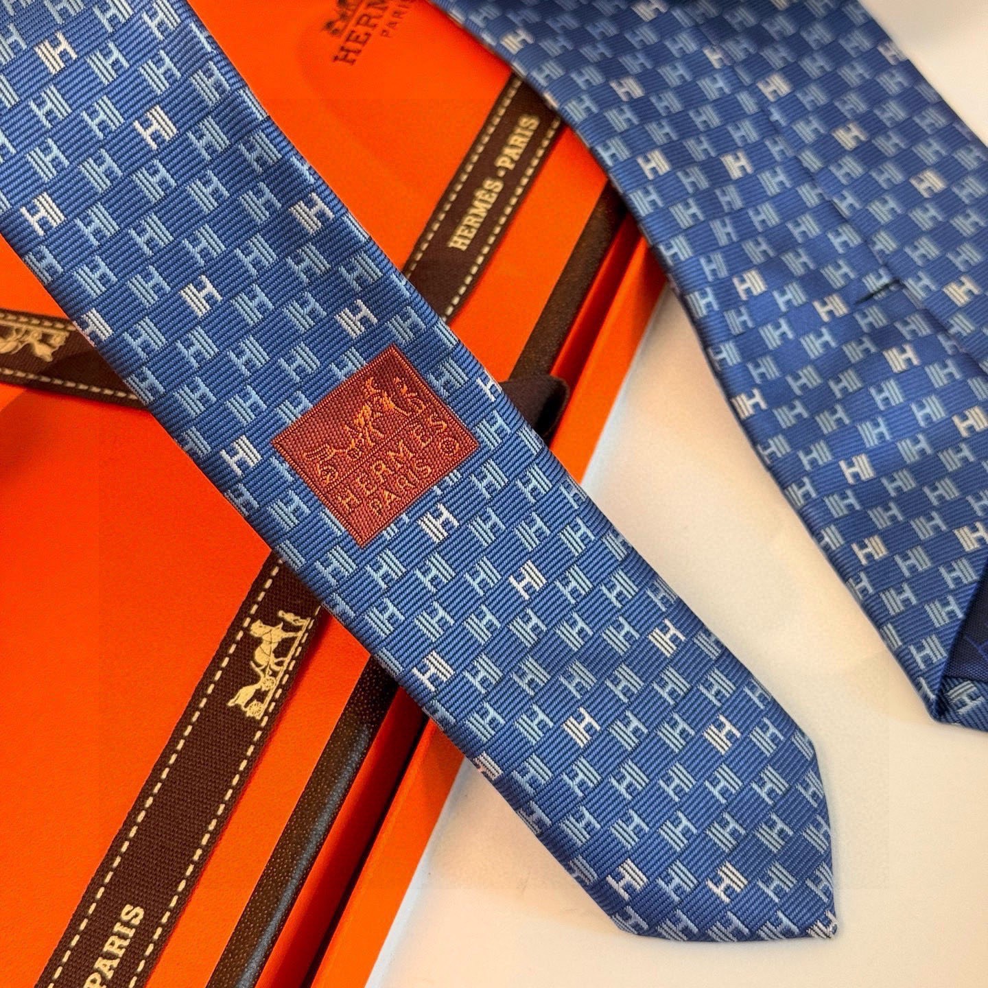🌾，官方同步新款 男士领带，稀有H家每年都有一千条不同印花的领带面世，从最初的多以几何图案表现骑术活动为
