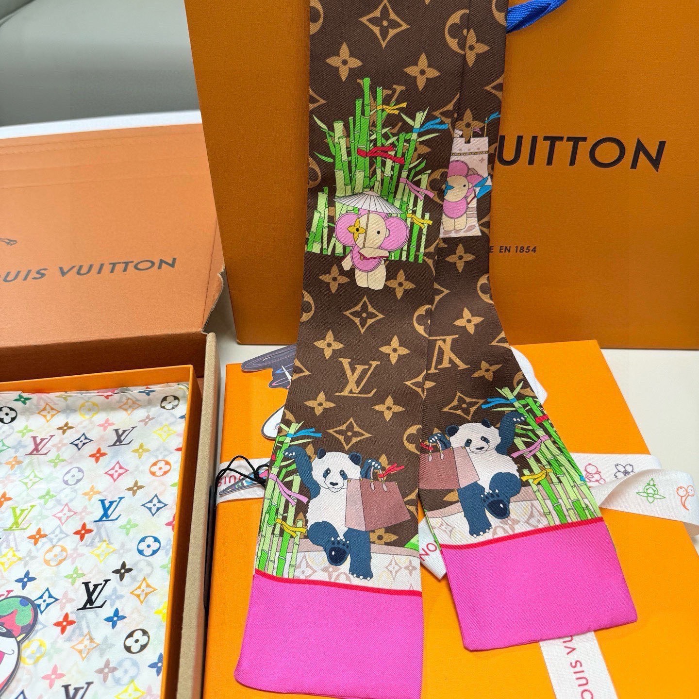 LV scarf Lv ，100％ ， twilly — photo 4