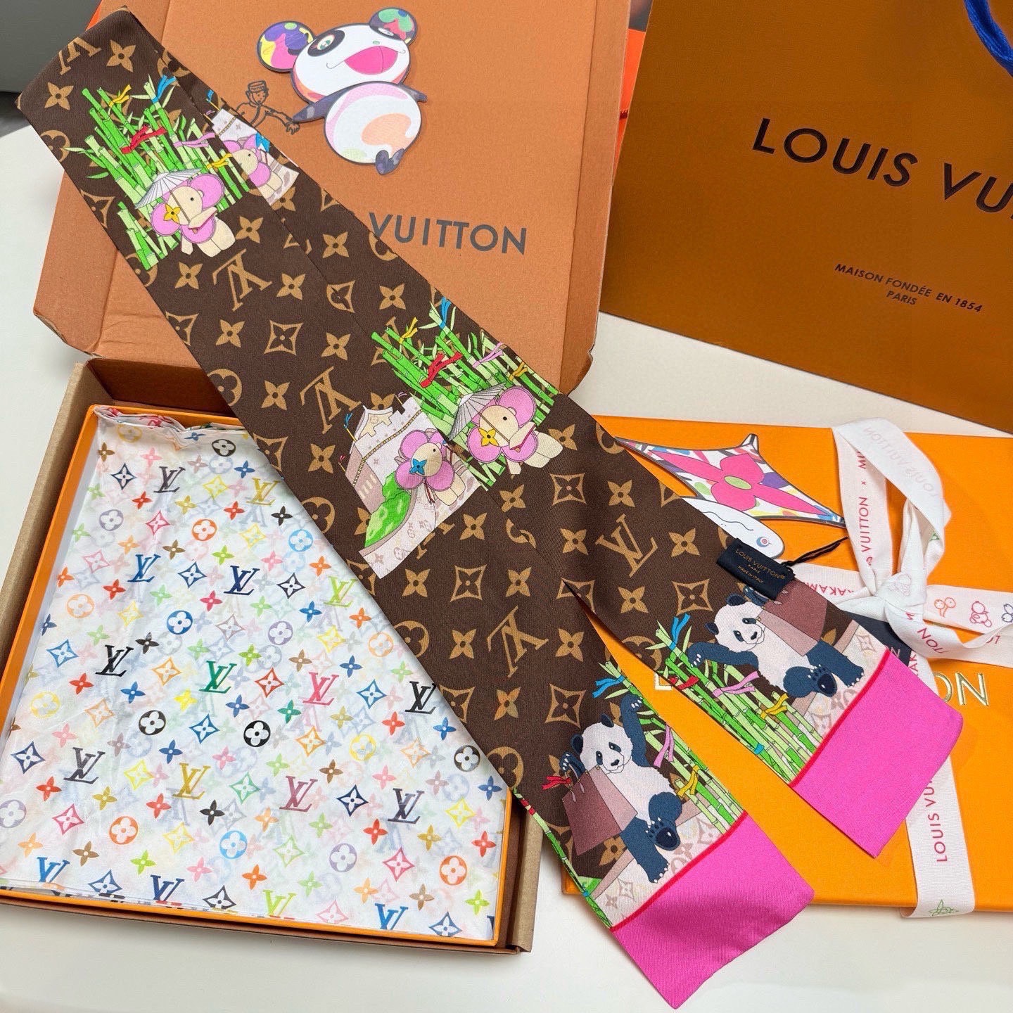 LV scarf Lv ，100％ ， twilly — photo 3