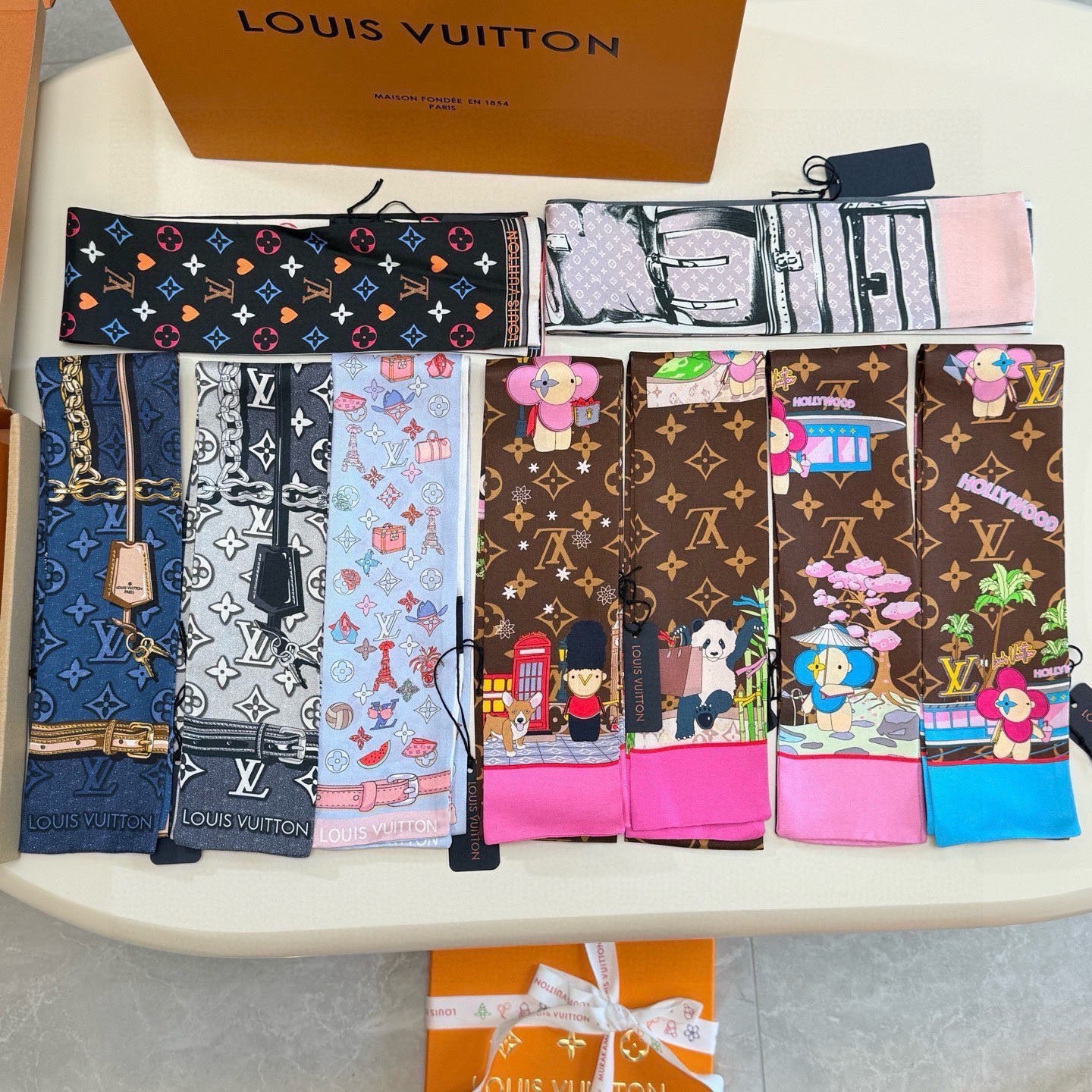 LV scarf Lv ，100％ ， twilly — photo 8