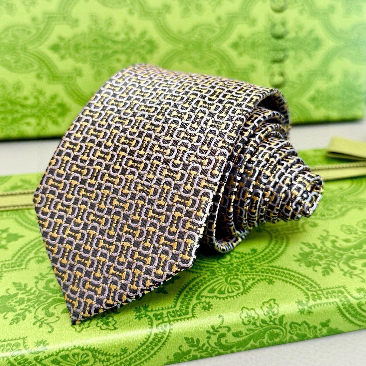 🌾古奇马衔扣男士提花领带 Gucci倾情推出选蚕丝提花领带，焕新演绎马衔扣图案，马术图索以不同款式焕发焕