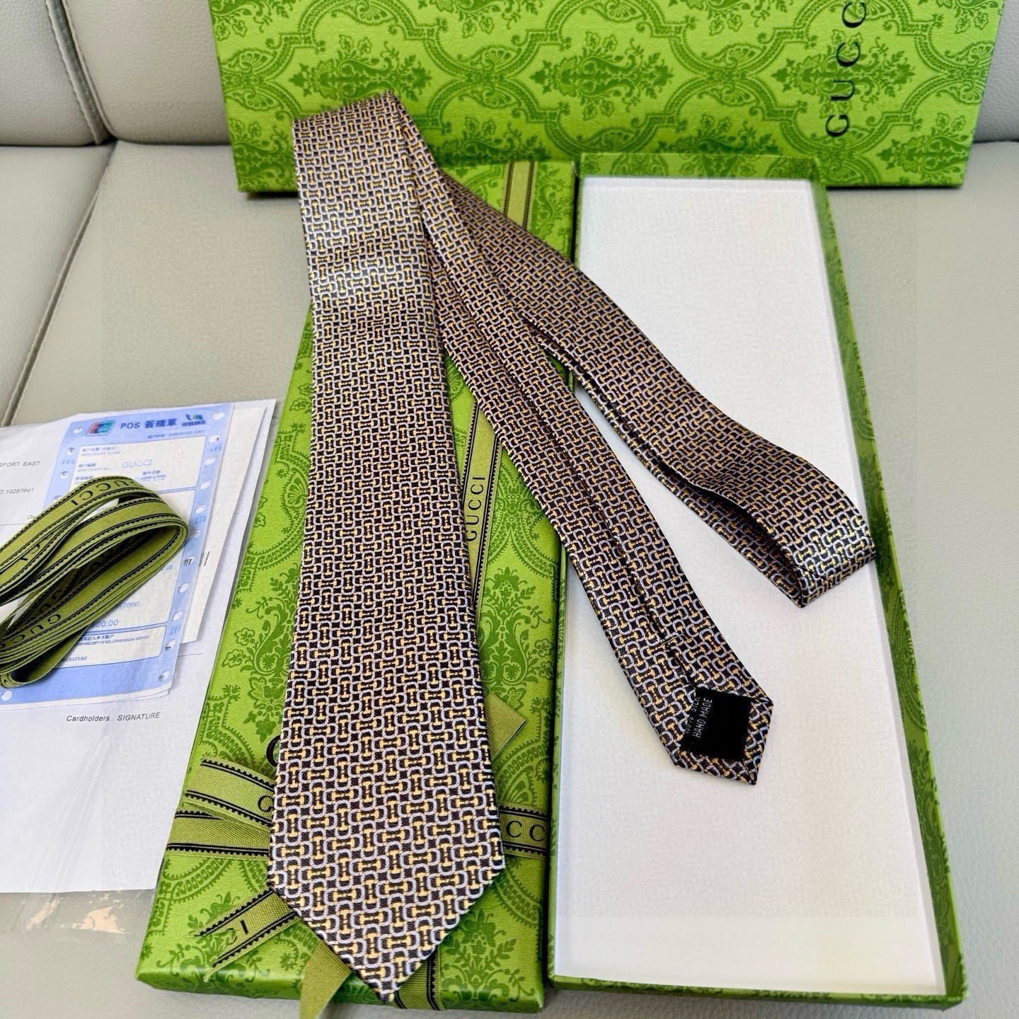 🌾古奇马衔扣男士提花领带 Gucci倾情推出选蚕丝提花领带，焕新演绎马衔扣图案，马术图索以不同款式焕发焕