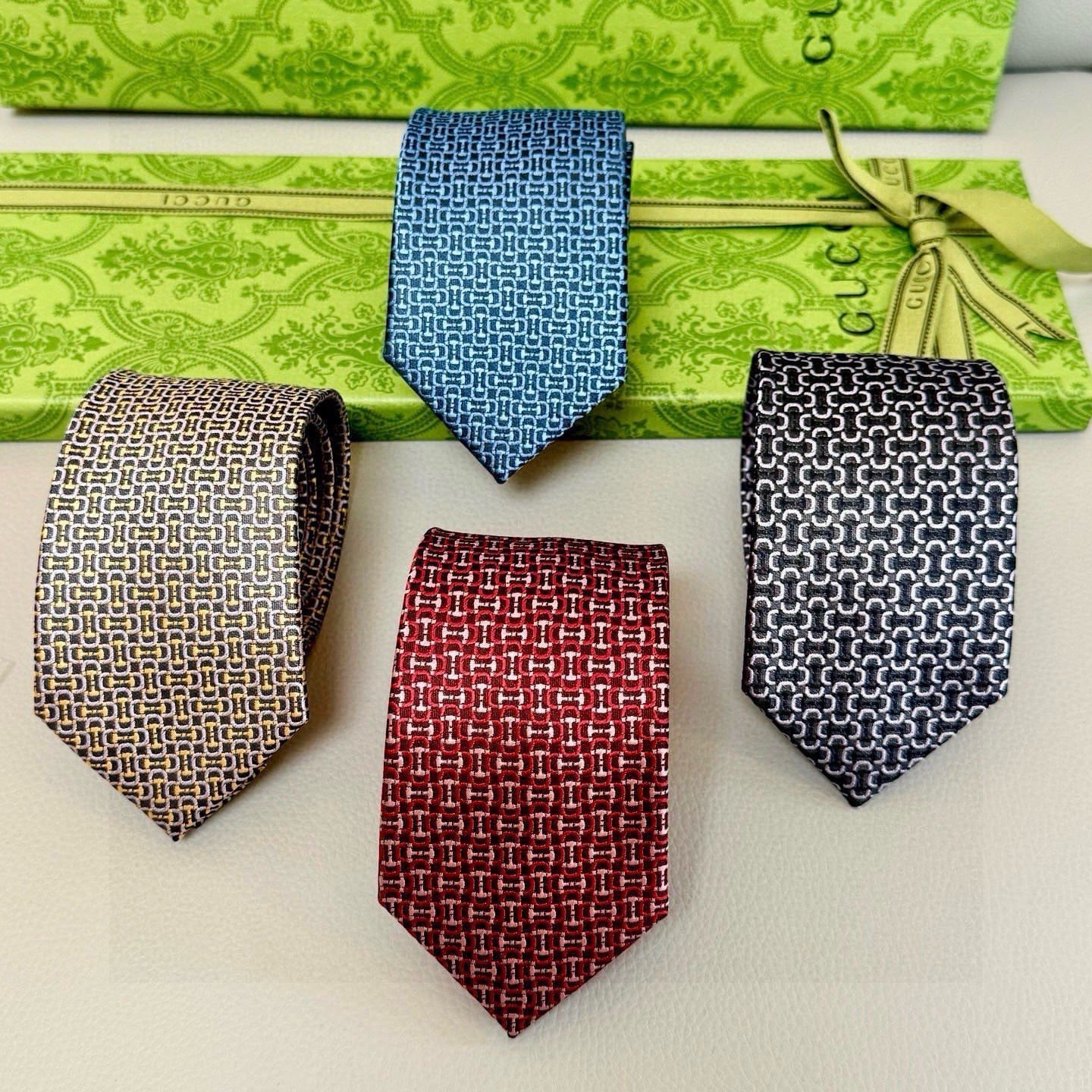 🌾古奇马衔扣男士提花领带 Gucci倾情推出选蚕丝提花领带，焕新演绎马衔扣图案，马术图索以不同款式焕发焕