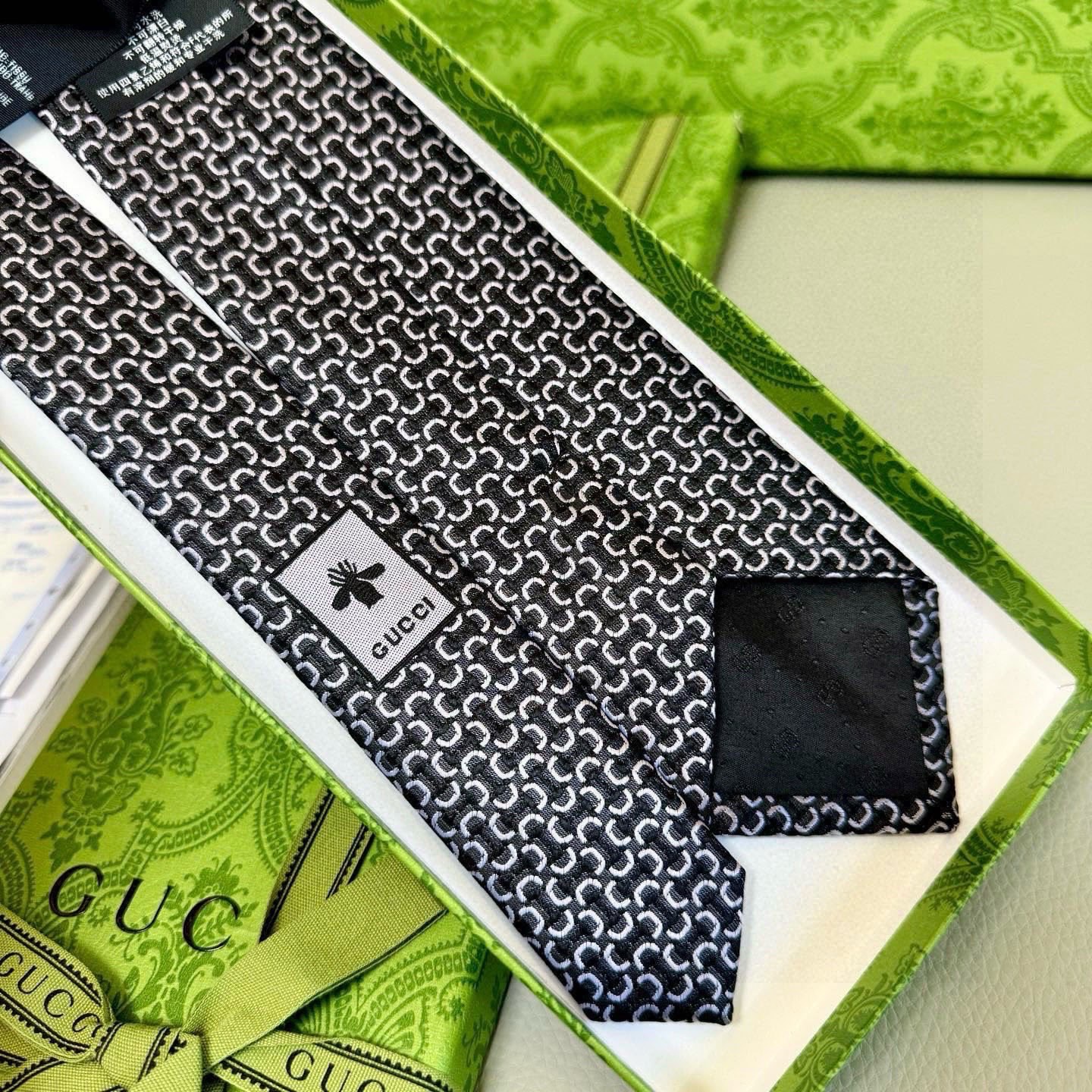 🌾古奇马衔扣男士提花领带 Gucci倾情推出选蚕丝提花领带，焕新演绎马衔扣图案，马术图索以不同款式焕发焕