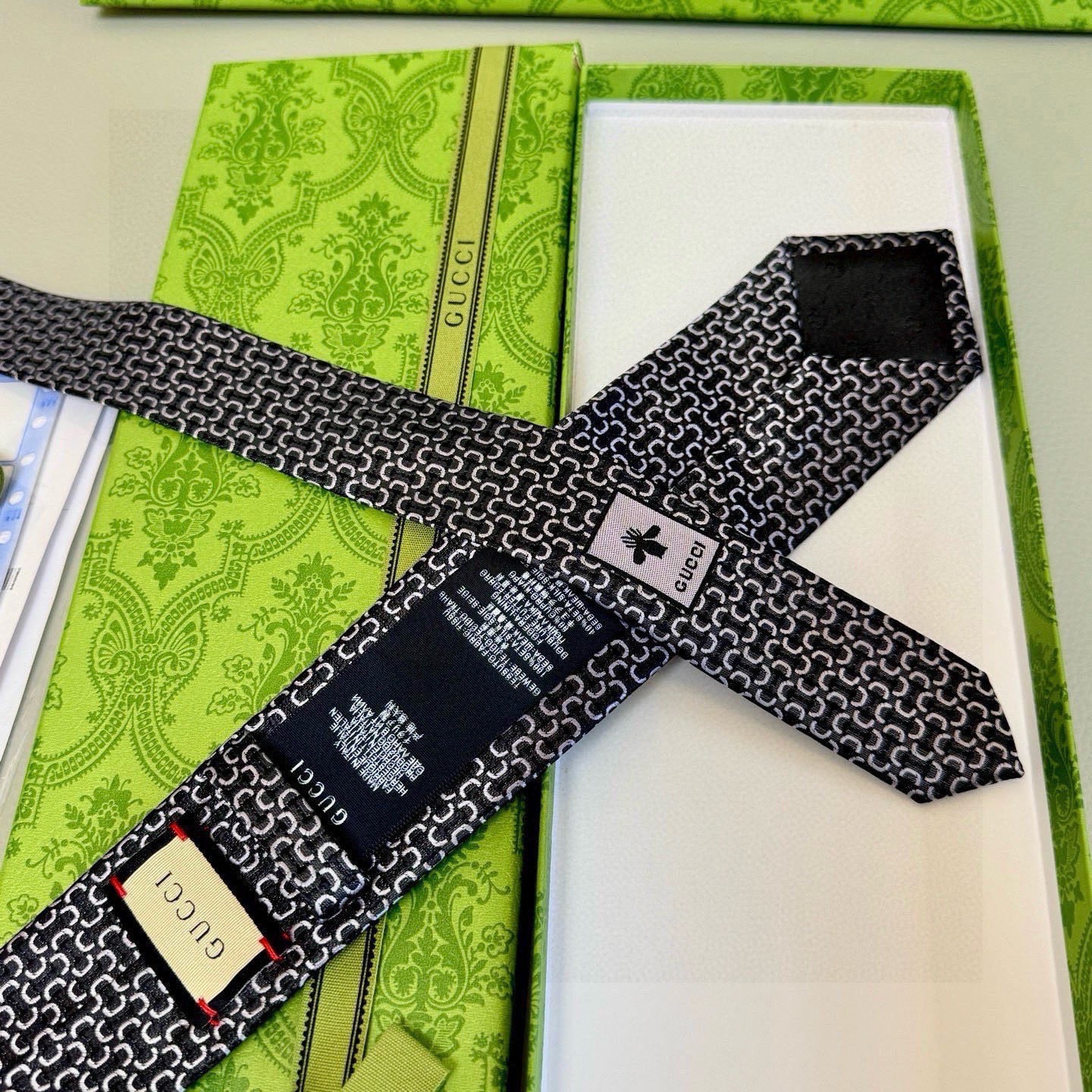 🌾古奇马衔扣男士提花领带 Gucci倾情推出选蚕丝提花领带，焕新演绎马衔扣图案，马术图索以不同款式焕发焕