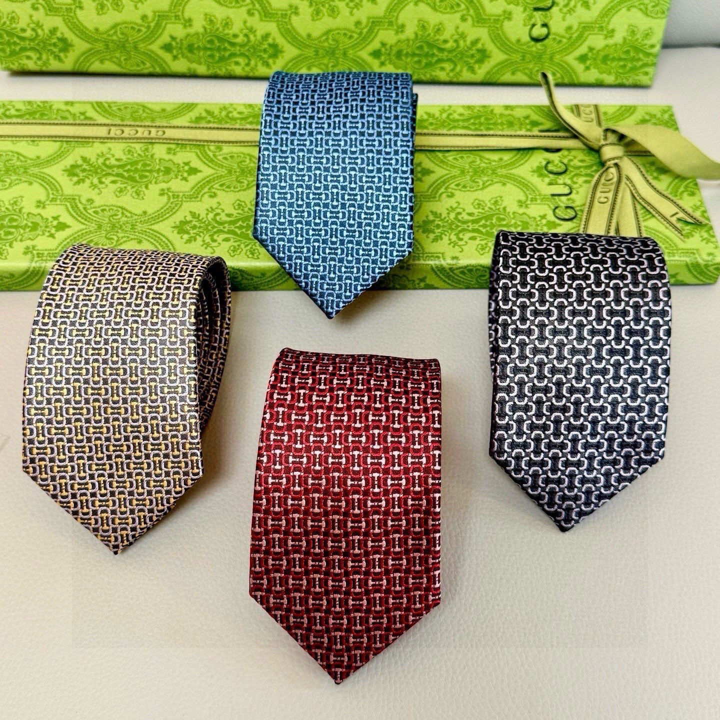 🌾古奇马衔扣男士提花领带 Gucci倾情推出选蚕丝提花领带，焕新演绎马衔扣图案，马术图索以不同款式焕发焕