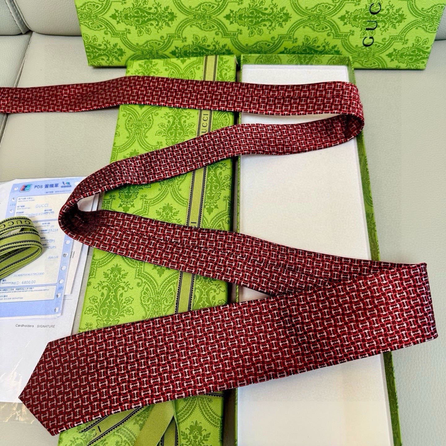 🌾古奇马衔扣男士提花领带 Gucci倾情推出选蚕丝提花领带，焕新演绎马衔扣图案，马术图索以不同款式焕发焕