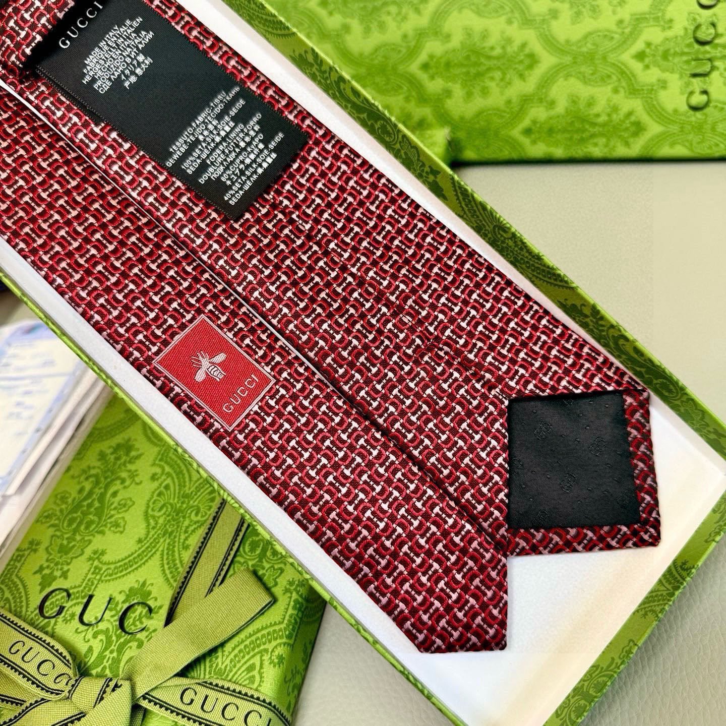 🌾古奇马衔扣男士提花领带 Gucci倾情推出选蚕丝提花领带，焕新演绎马衔扣图案，马术图索以不同款式焕发焕