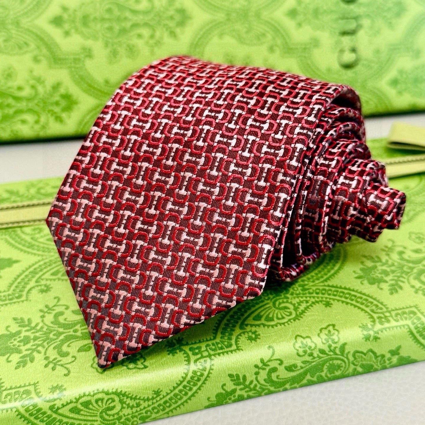 🌾古奇马衔扣男士提花领带 Gucci倾情推出选蚕丝提花领带，焕新演绎马衔扣图案，马术图索以不同款式焕发焕