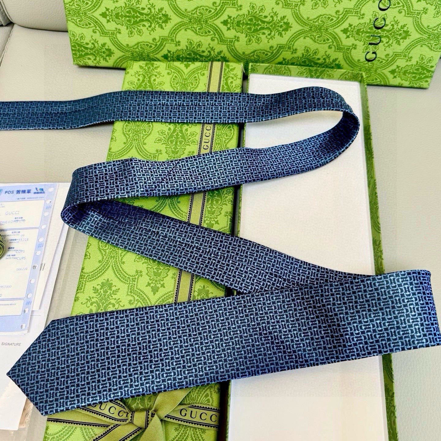 🌾古奇马衔扣男士提花领带 Gucci倾情推出选蚕丝提花领带，焕新演绎马衔扣图案，马术图索以不同款式焕发焕