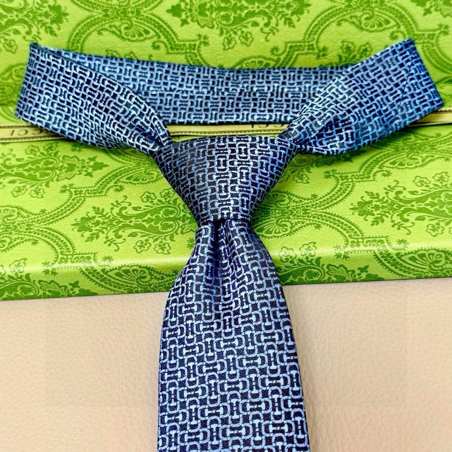 🌾古奇马衔扣男士提花领带 Gucci倾情推出选蚕丝提花领带，焕新演绎马衔扣图案，马术图索以不同款式焕发焕