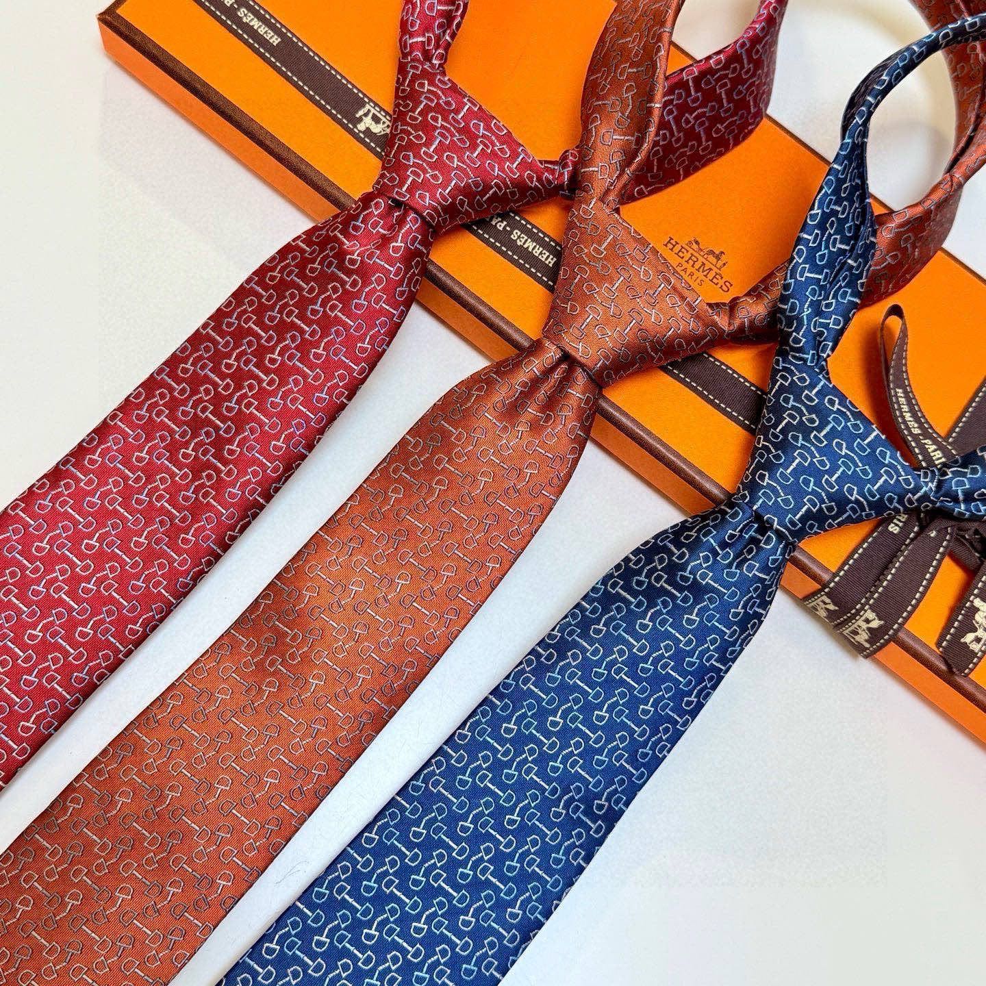 🌾 男士新款领带系列【H马衔扣印花领带】👔👔，稀有H家每年都有一千条不同印花的领带面世，从最初的多以几何