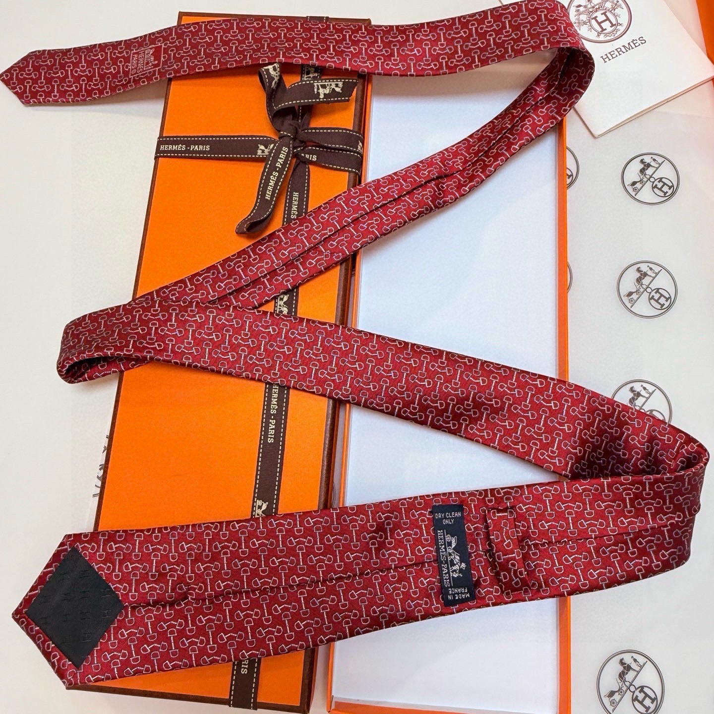 🌾 男士新款领带系列【H马衔扣印花领带】👔👔，稀有H家每年都有一千条不同印花的领带面世，从最初的多以几何