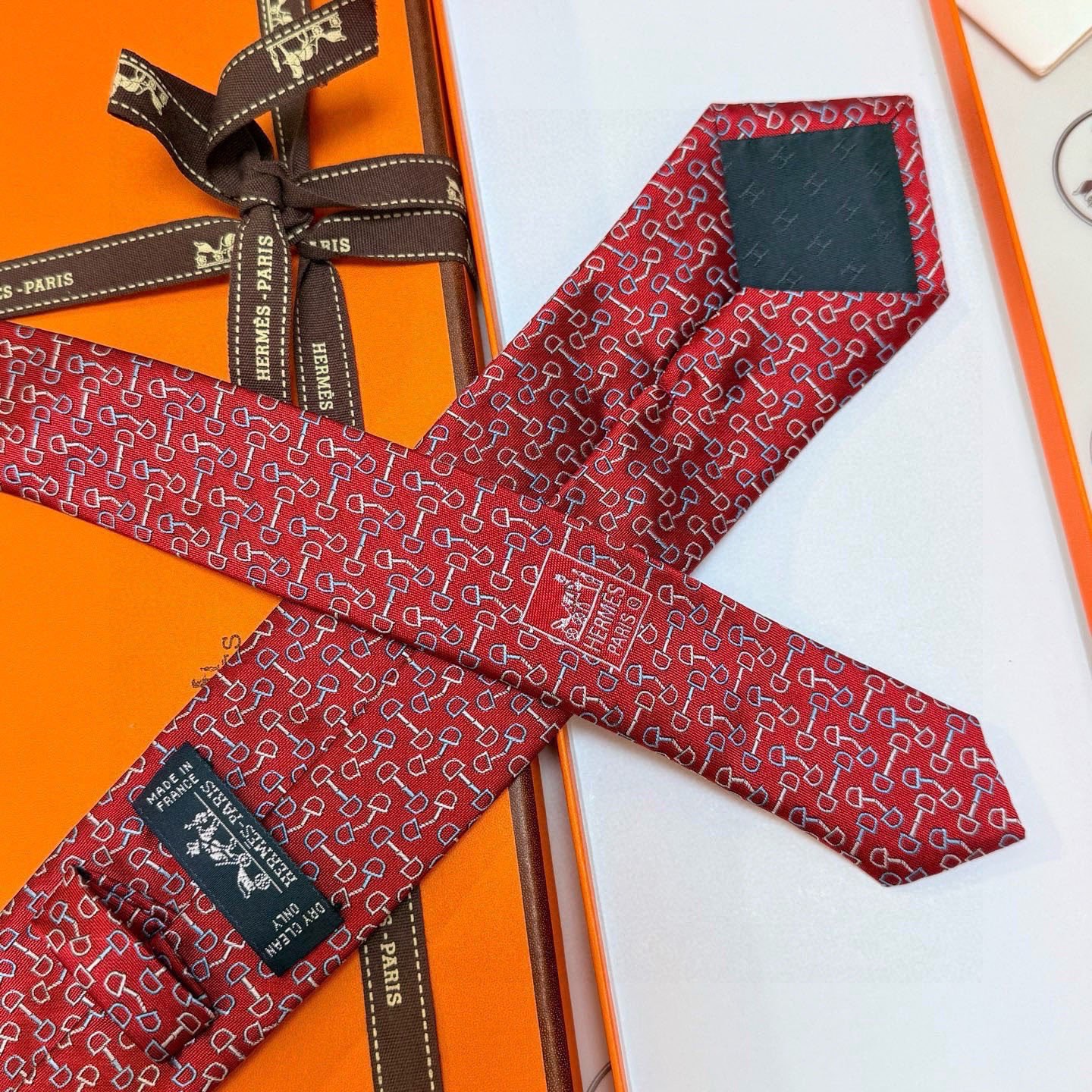 🌾 男士新款领带系列【H马衔扣印花领带】👔👔，稀有H家每年都有一千条不同印花的领带面世，从最初的多以几何