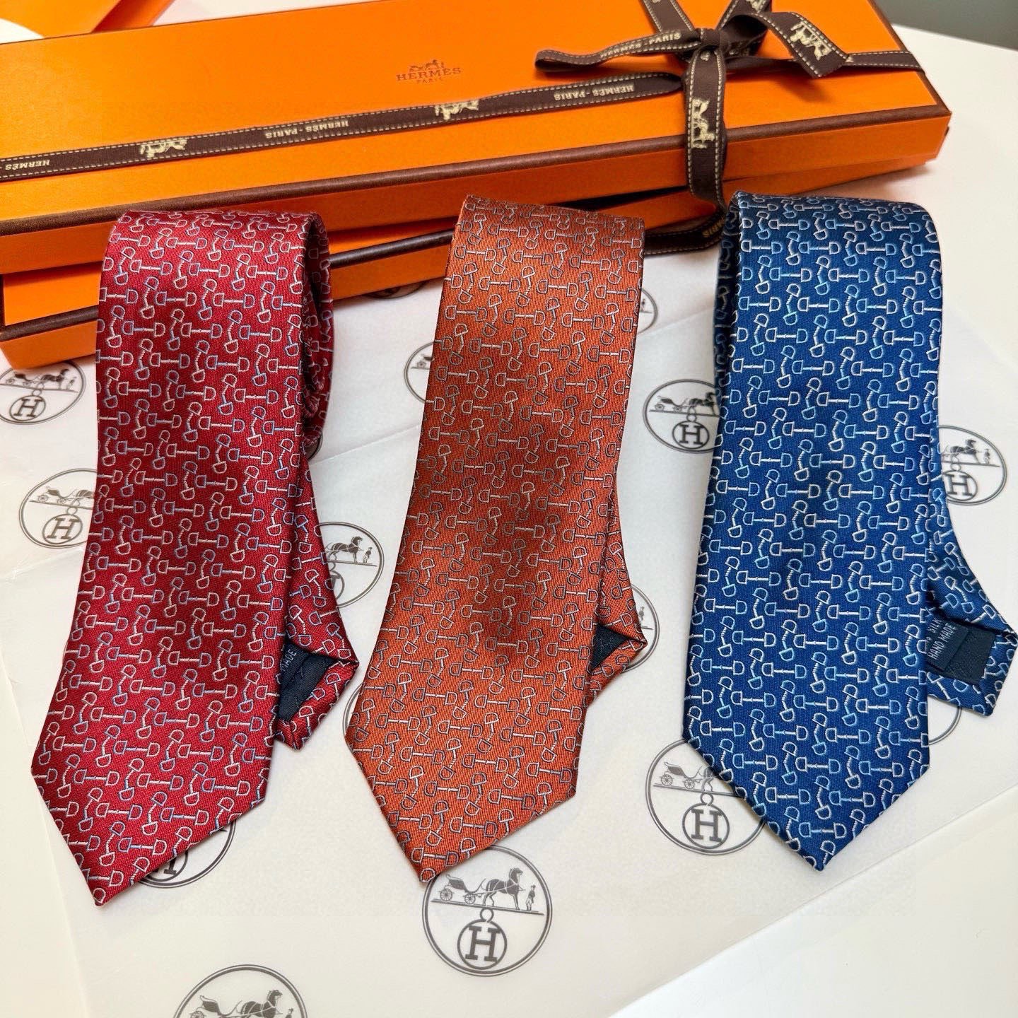 🌾 男士新款领带系列【H马衔扣印花领带】👔👔，稀有H家每年都有一千条不同印花的领带面世，从最初的多以几何