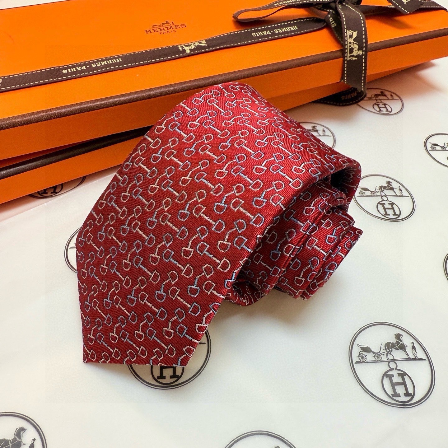 🌾 男士新款领带系列【H马衔扣印花领带】👔👔，稀有H家每年都有一千条不同印花的领带面世，从最初的多以几何