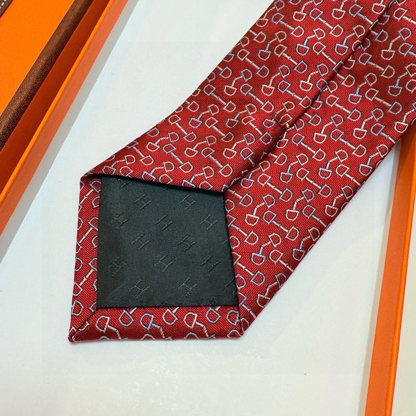 🌾 男士新款领带系列【H马衔扣印花领带】👔👔，稀有H家每年都有一千条不同印花的领带面世，从最初的多以几何