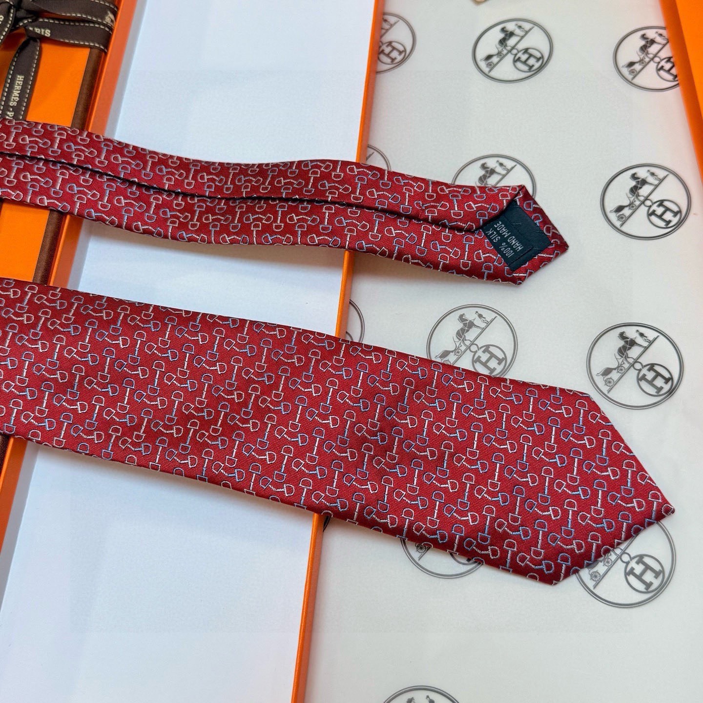 🌾 男士新款领带系列【H马衔扣印花领带】👔👔，稀有H家每年都有一千条不同印花的领带面世，从最初的多以几何