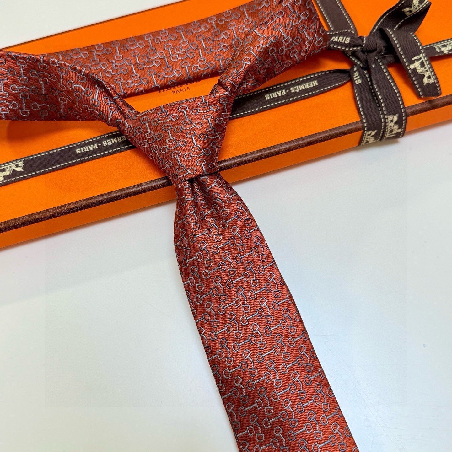 🌾 男士新款领带系列【H马衔扣印花领带】👔👔，稀有H家每年都有一千条不同印花的领带面世，从最初的多以几何