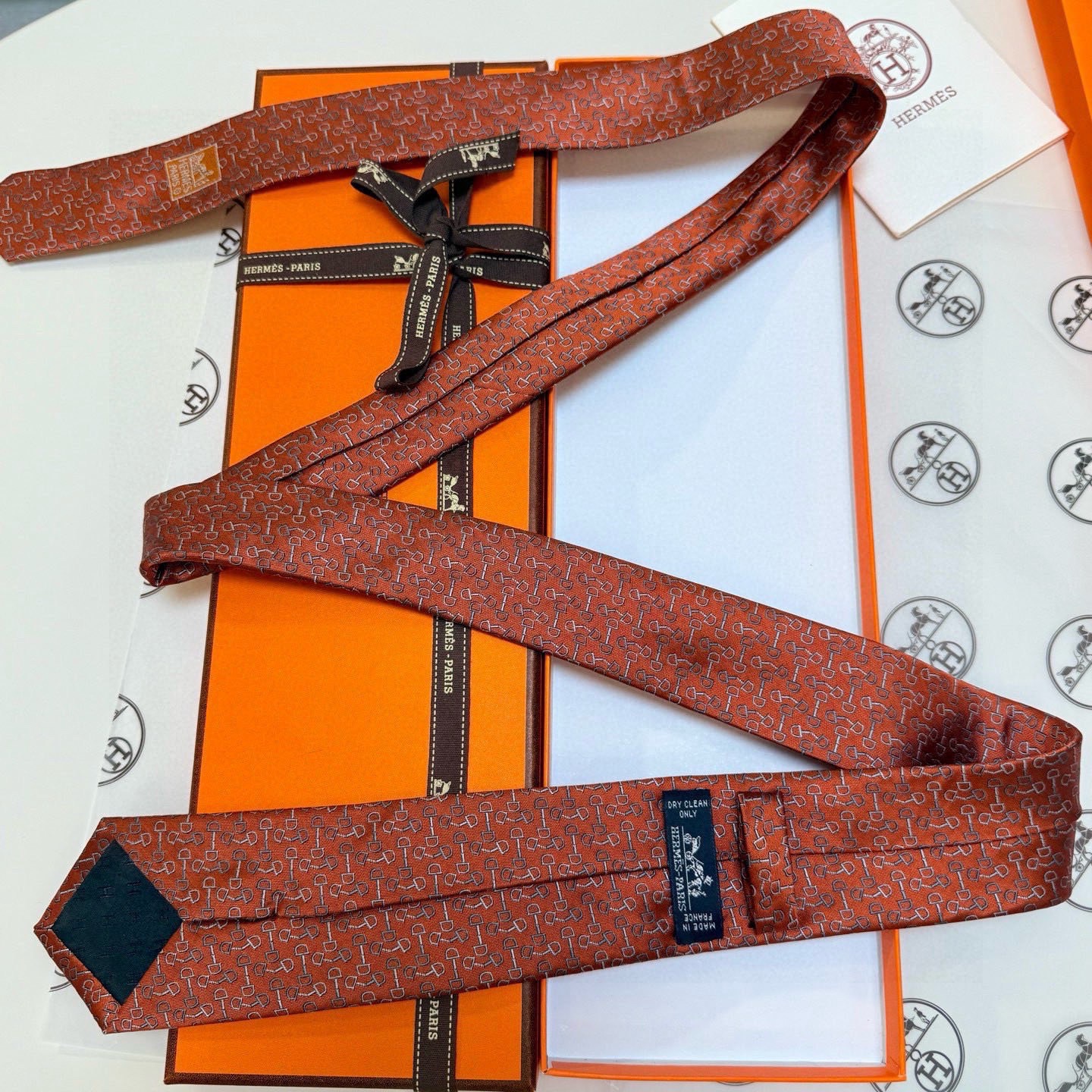 🌾 男士新款领带系列【H马衔扣印花领带】👔👔，稀有H家每年都有一千条不同印花的领带面世，从最初的多以几何