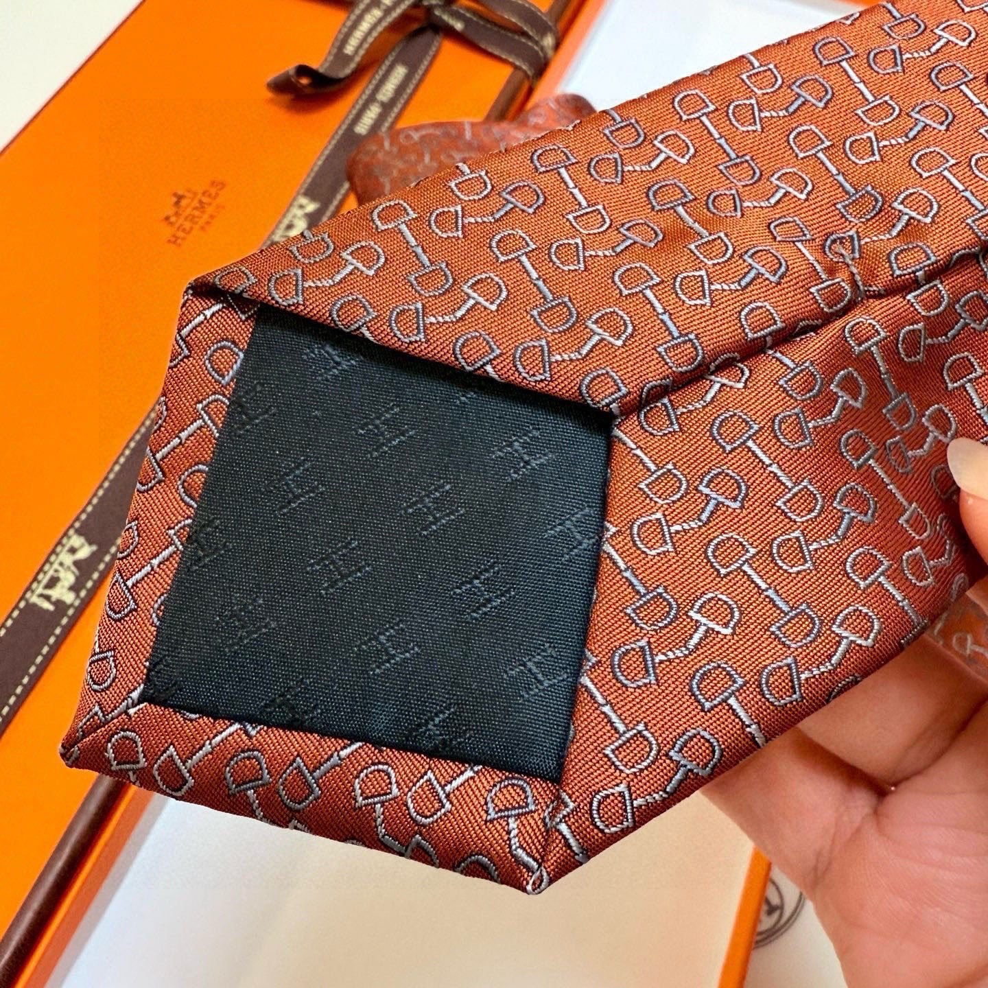 🌾 男士新款领带系列【H马衔扣印花领带】👔👔，稀有H家每年都有一千条不同印花的领带面世，从最初的多以几何