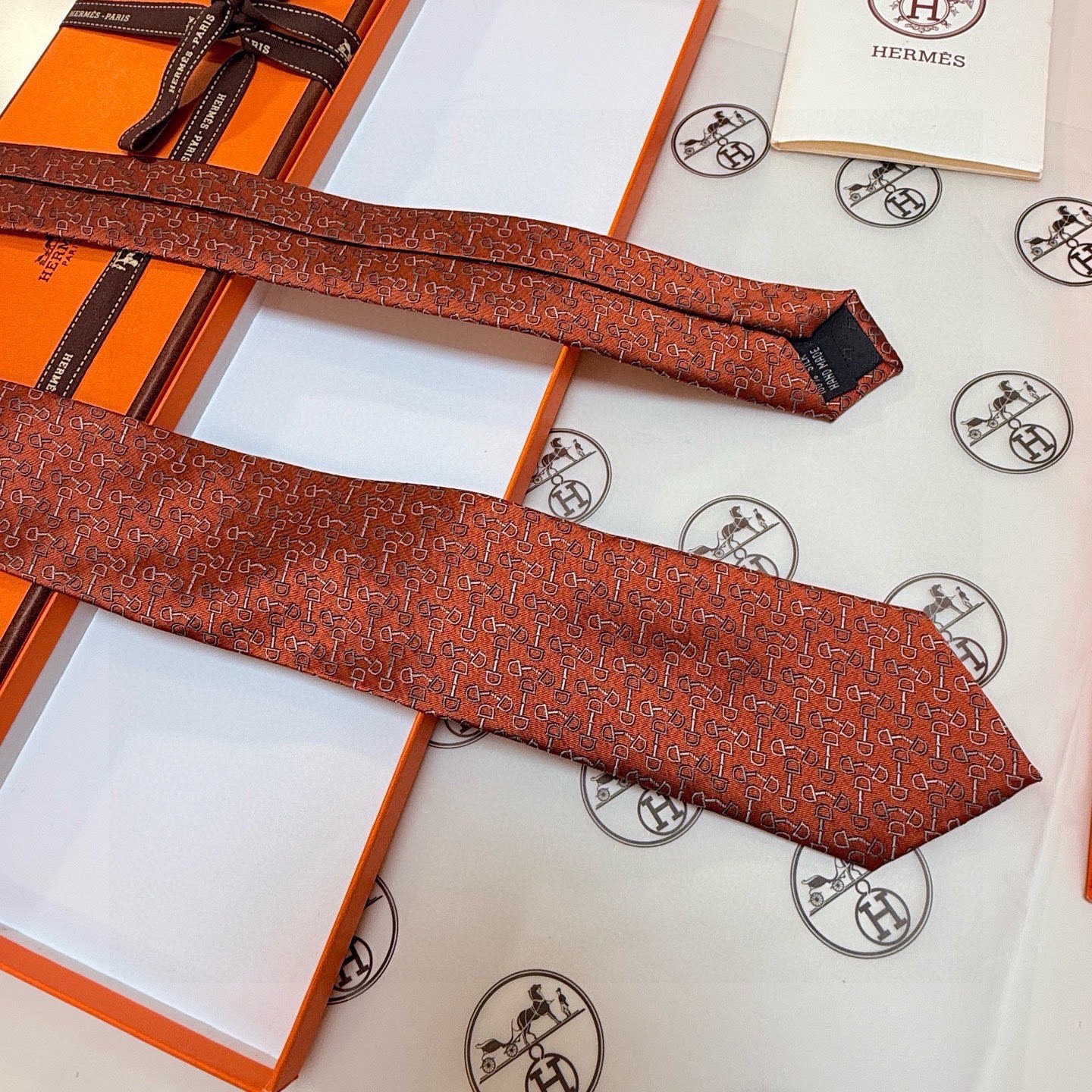 🌾 男士新款领带系列【H马衔扣印花领带】👔👔，稀有H家每年都有一千条不同印花的领带面世，从最初的多以几何