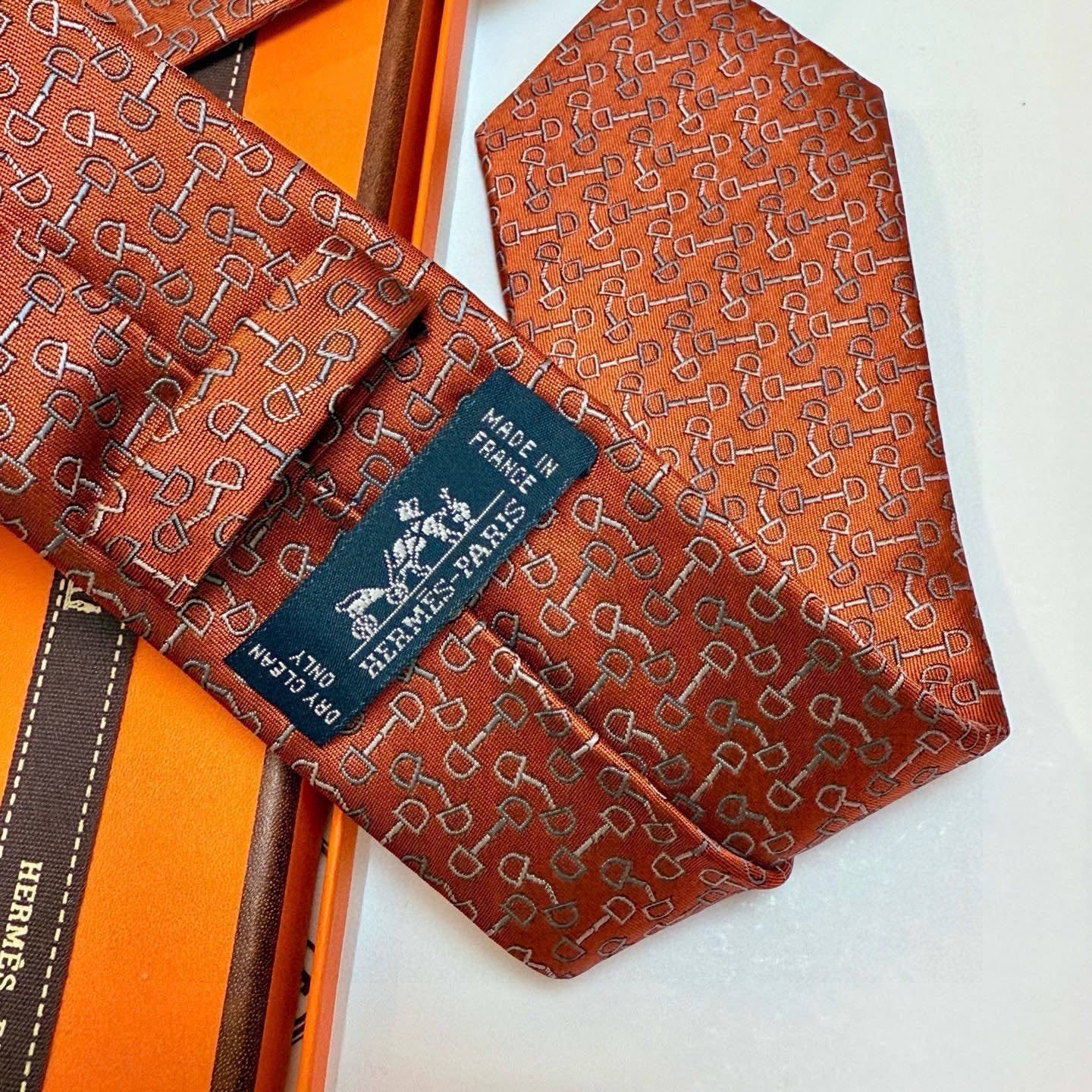 🌾 男士新款领带系列【H马衔扣印花领带】👔👔，稀有H家每年都有一千条不同印花的领带面世，从最初的多以几何