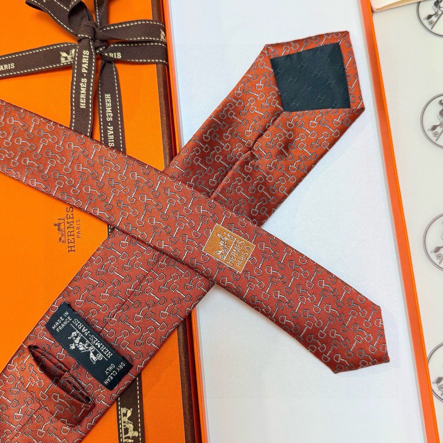🌾 男士新款领带系列【H马衔扣印花领带】👔👔，稀有H家每年都有一千条不同印花的领带面世，从最初的多以几何