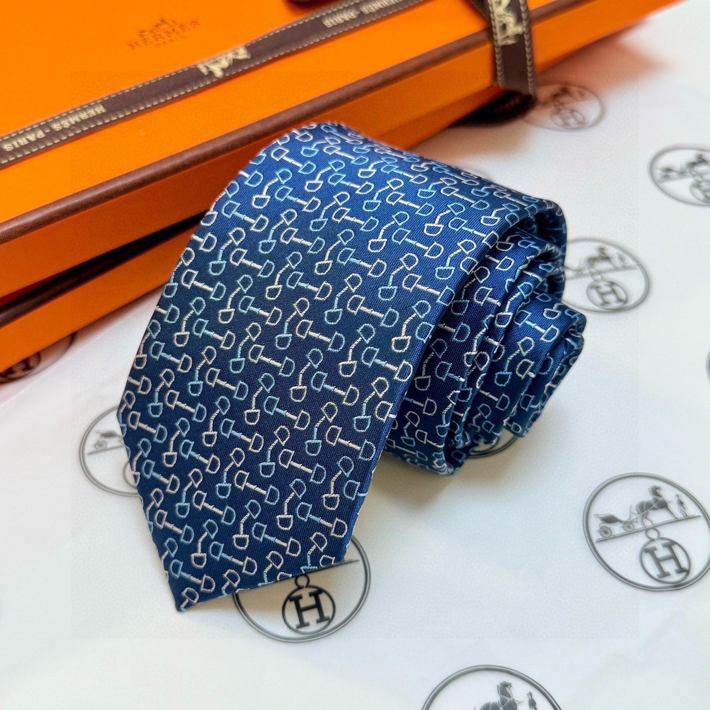 🌾 男士新款领带系列【H马衔扣印花领带】👔👔，稀有H家每年都有一千条不同印花的领带面世，从最初的多以几何