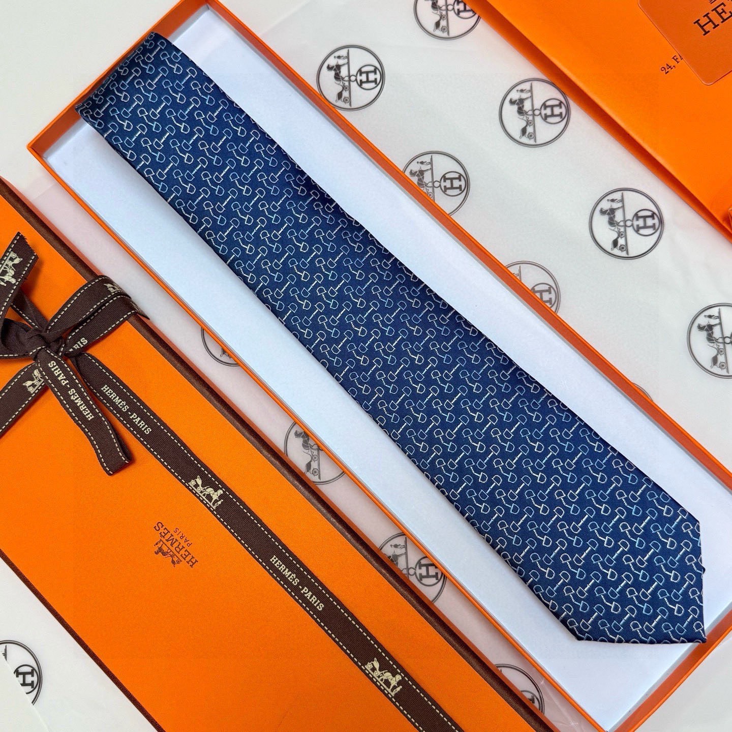 🌾 男士新款领带系列【H马衔扣印花领带】👔👔，稀有H家每年都有一千条不同印花的领带面世，从最初的多以几何