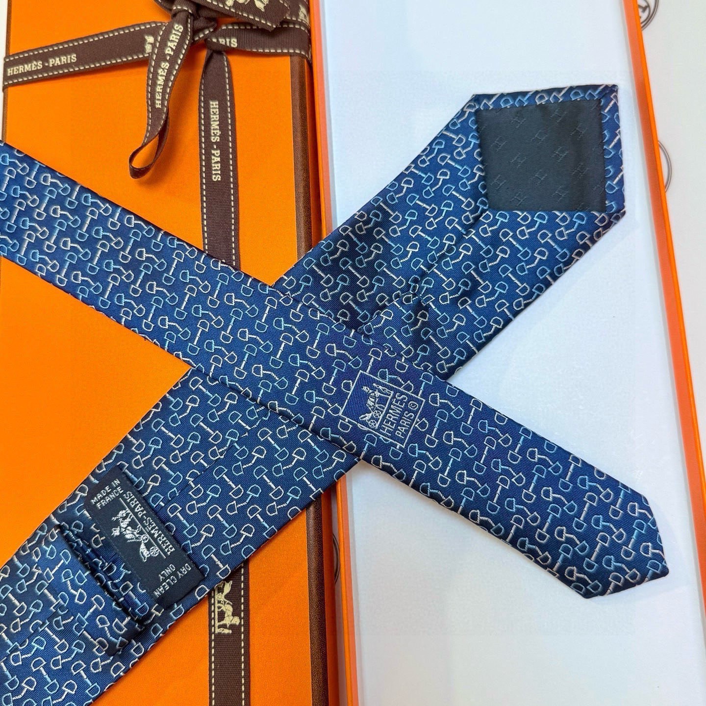 🌾 男士新款领带系列【H马衔扣印花领带】👔👔，稀有H家每年都有一千条不同印花的领带面世，从最初的多以几何