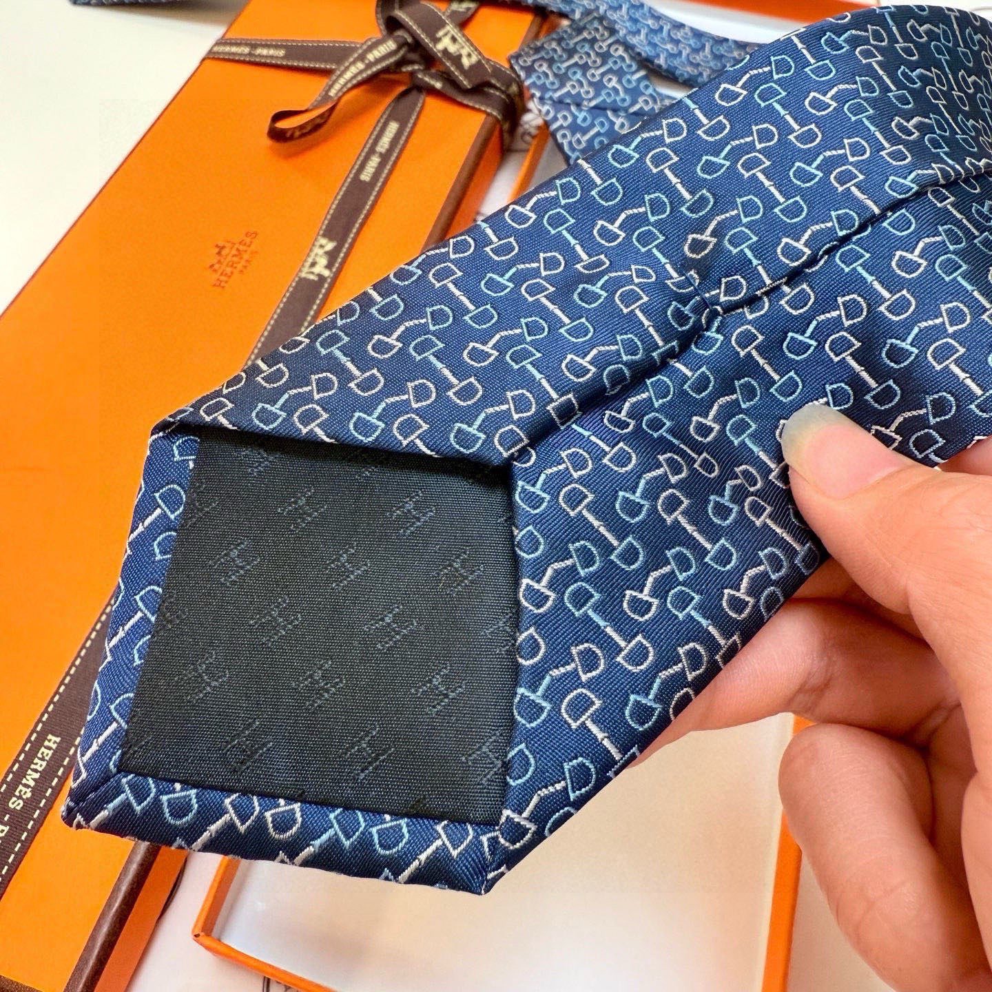 🌾 男士新款领带系列【H马衔扣印花领带】👔👔，稀有H家每年都有一千条不同印花的领带面世，从最初的多以几何