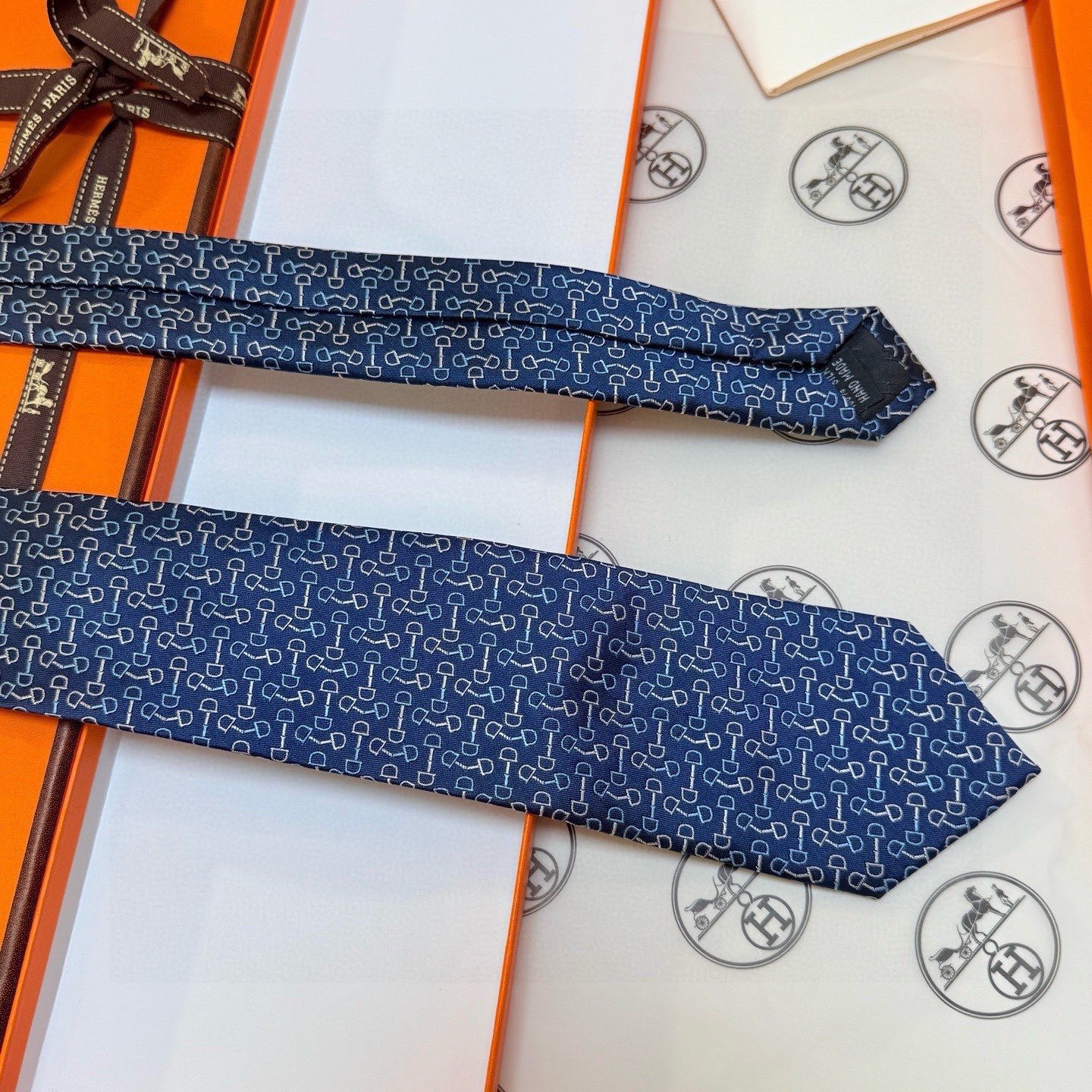 🌾 男士新款领带系列【H马衔扣印花领带】👔👔，稀有H家每年都有一千条不同印花的领带面世，从最初的多以几何