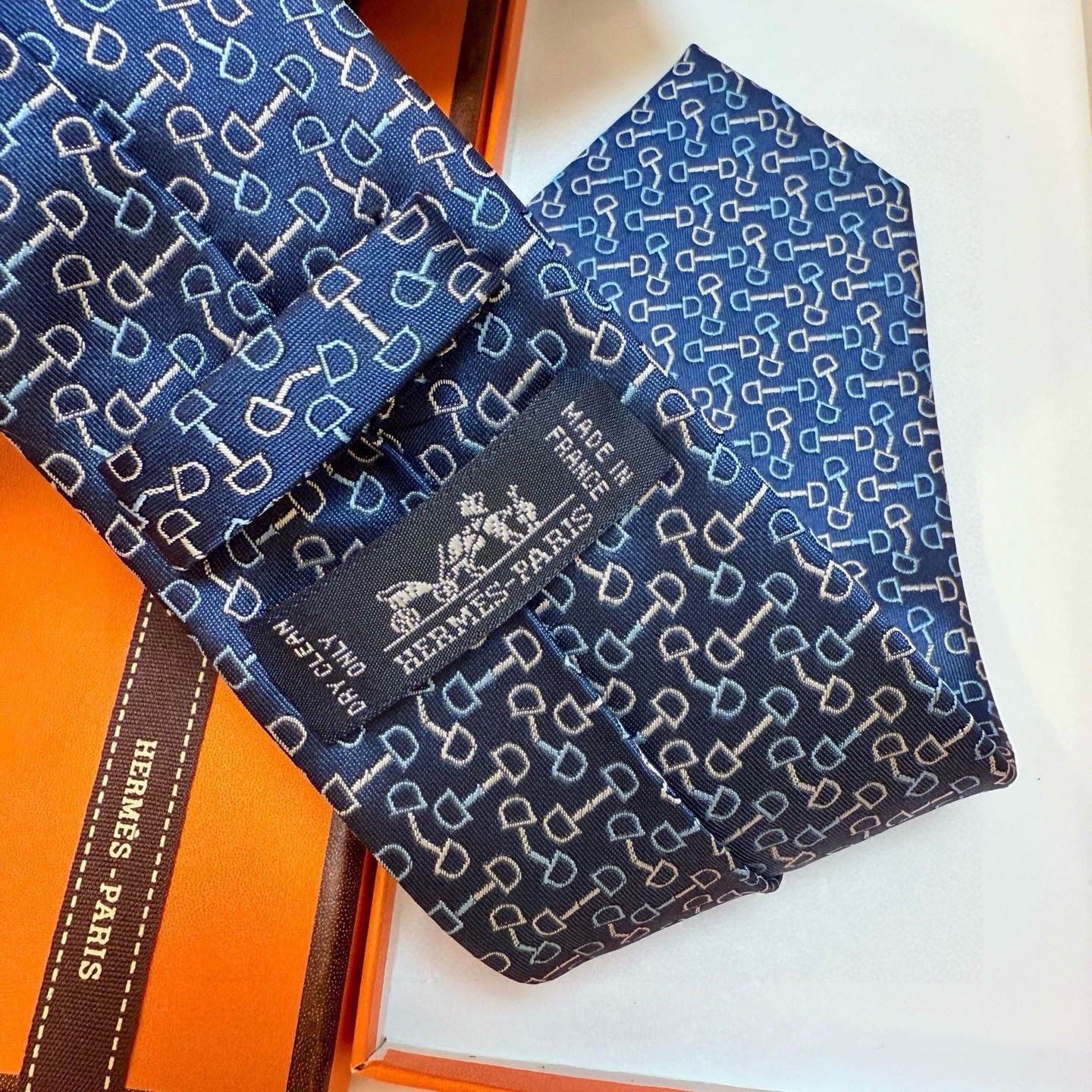 🌾 男士新款领带系列【H马衔扣印花领带】👔👔，稀有H家每年都有一千条不同印花的领带面世，从最初的多以几何