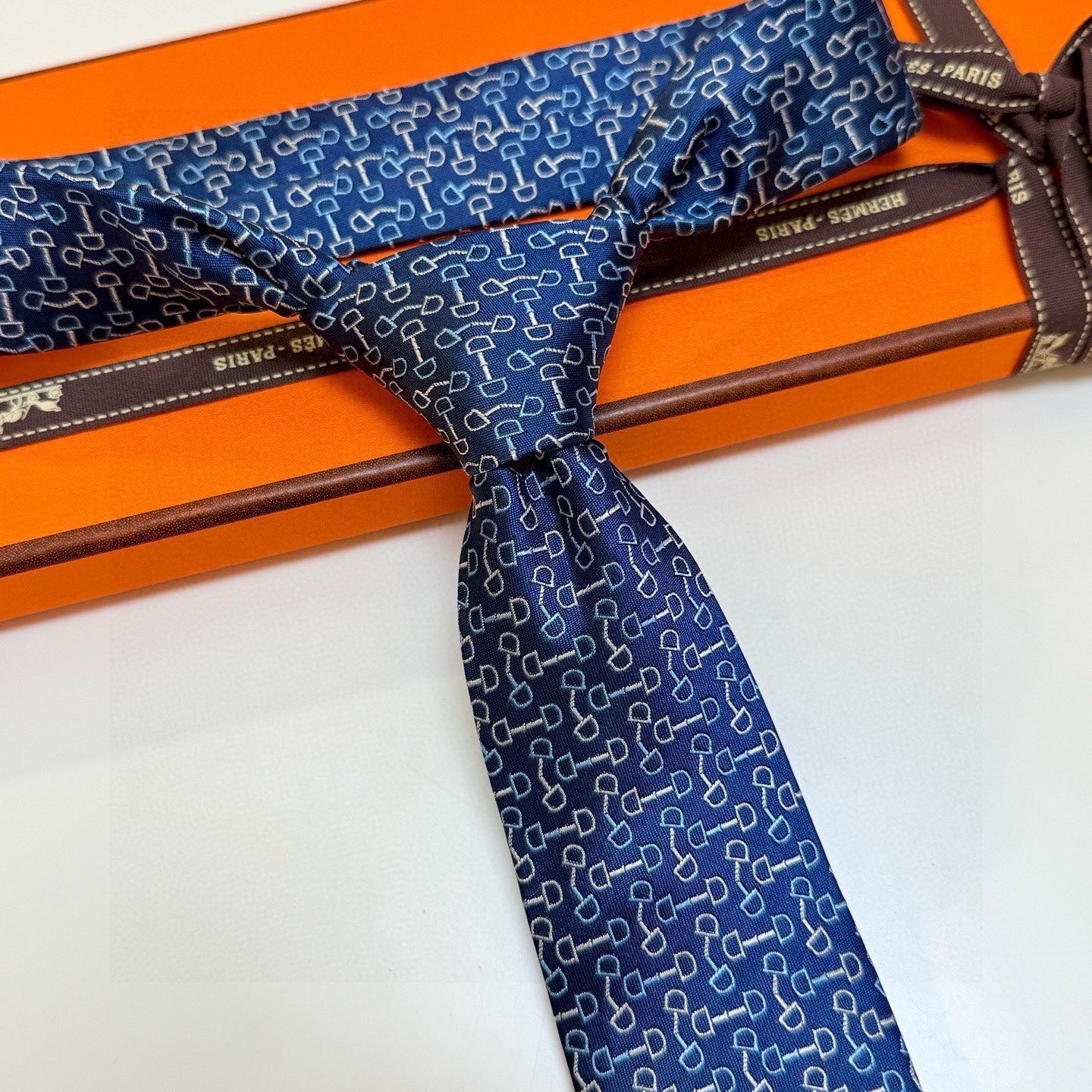 🌾 男士新款领带系列【H马衔扣印花领带】👔👔，稀有H家每年都有一千条不同印花的领带面世，从最初的多以几何