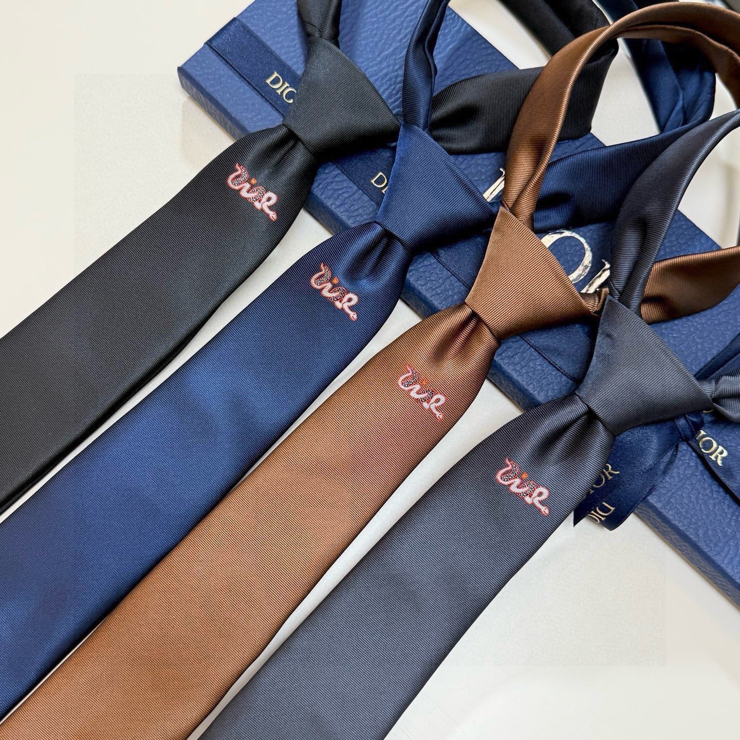 🌾官方同步新款领带，2025蛇年迪奥新款领带💖💖 👔👔Dior男士稀有😻😻展现精湛手工与时尚优雅的理想选