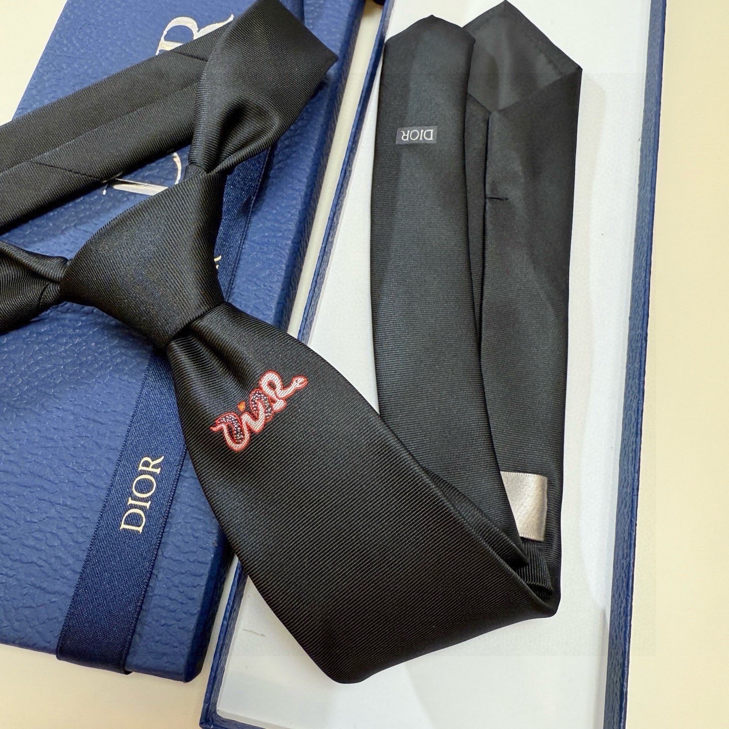 🌾官方同步新款领带，2025蛇年迪奥新款领带💖💖 👔👔Dior男士稀有😻😻展现精湛手工与时尚优雅的理想选