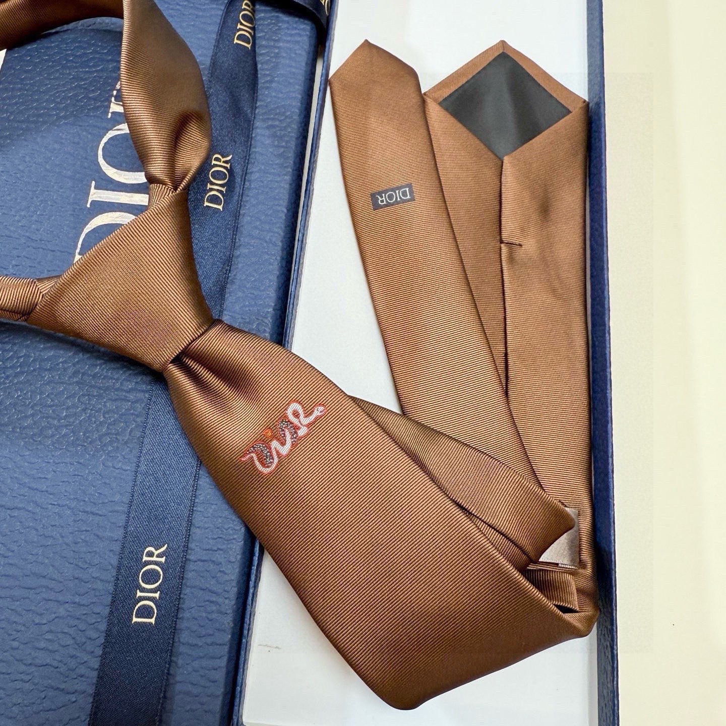 🌾官方同步新款领带，2025蛇年迪奥新款领带💖💖 👔👔Dior男士稀有😻😻展现精湛手工与时尚优雅的理想选