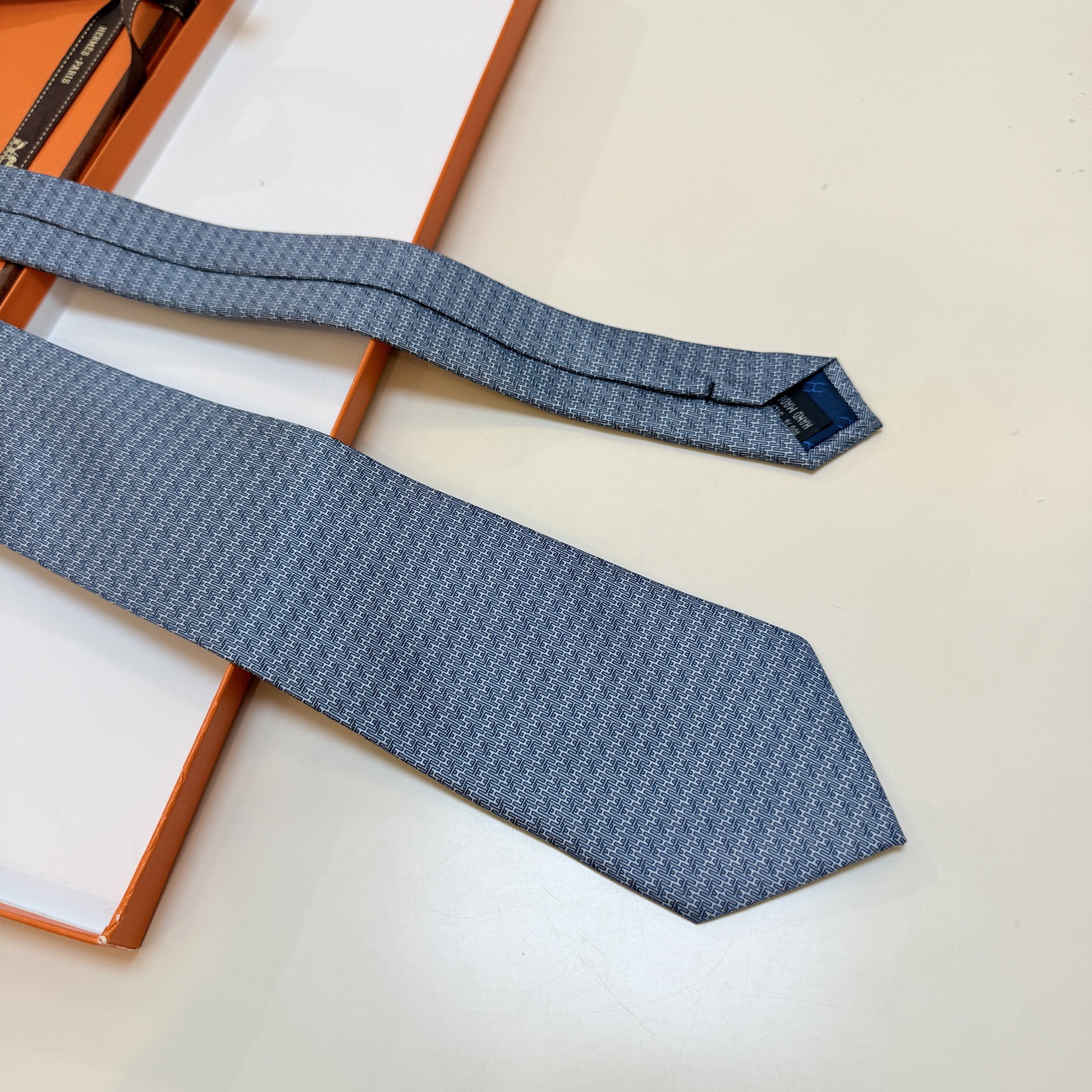 🌾 爱马仕官方同步新款【H Duo领带】 独家新款印花 男士领带，稀有爱马仕家每年都有一千条不同印花的领