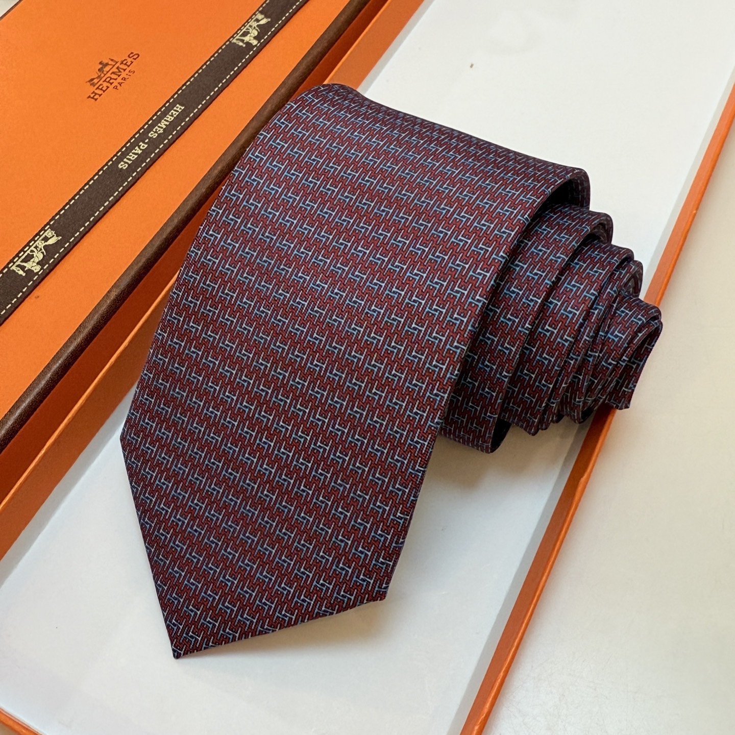 🌾 爱马仕官方同步新款【H Duo领带】 独家新款印花 男士领带，稀有爱马仕家每年都有一千条不同印花的领