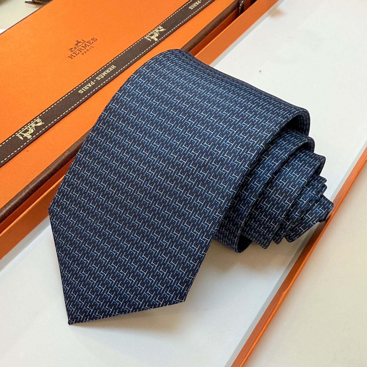 🌾 爱马仕官方同步新款【H Duo领带】 独家新款印花 男士领带，稀有爱马仕家每年都有一千条不同印花的领