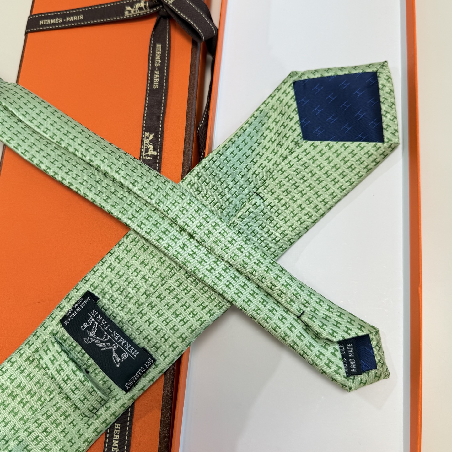 🌾男士新款领带系列【H字母图案领带】👔👔，稀有H家每年都有一千条不同印花的领带面世，从最初的多以几何图案