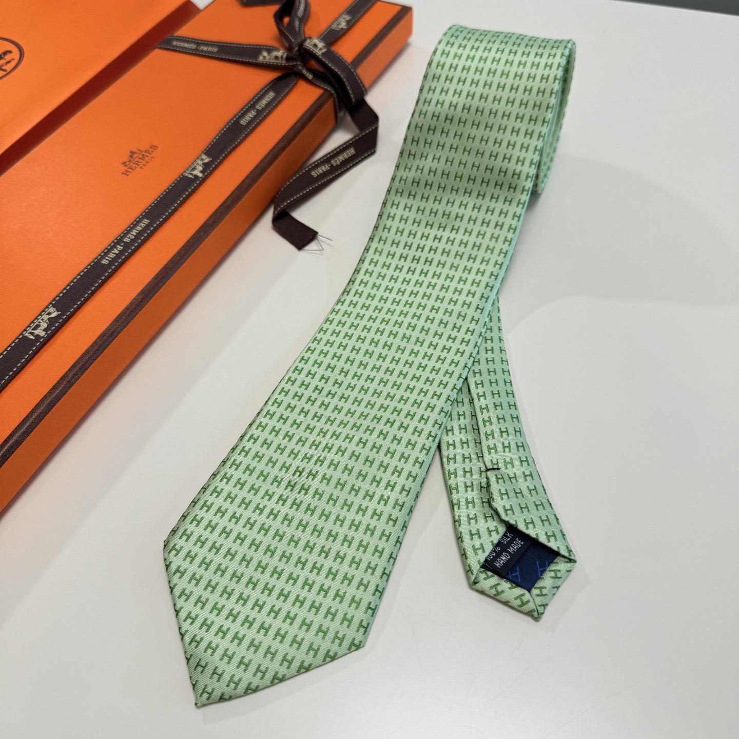 🌾男士新款领带系列【H字母图案领带】👔👔，稀有H家每年都有一千条不同印花的领带面世，从最初的多以几何图案
