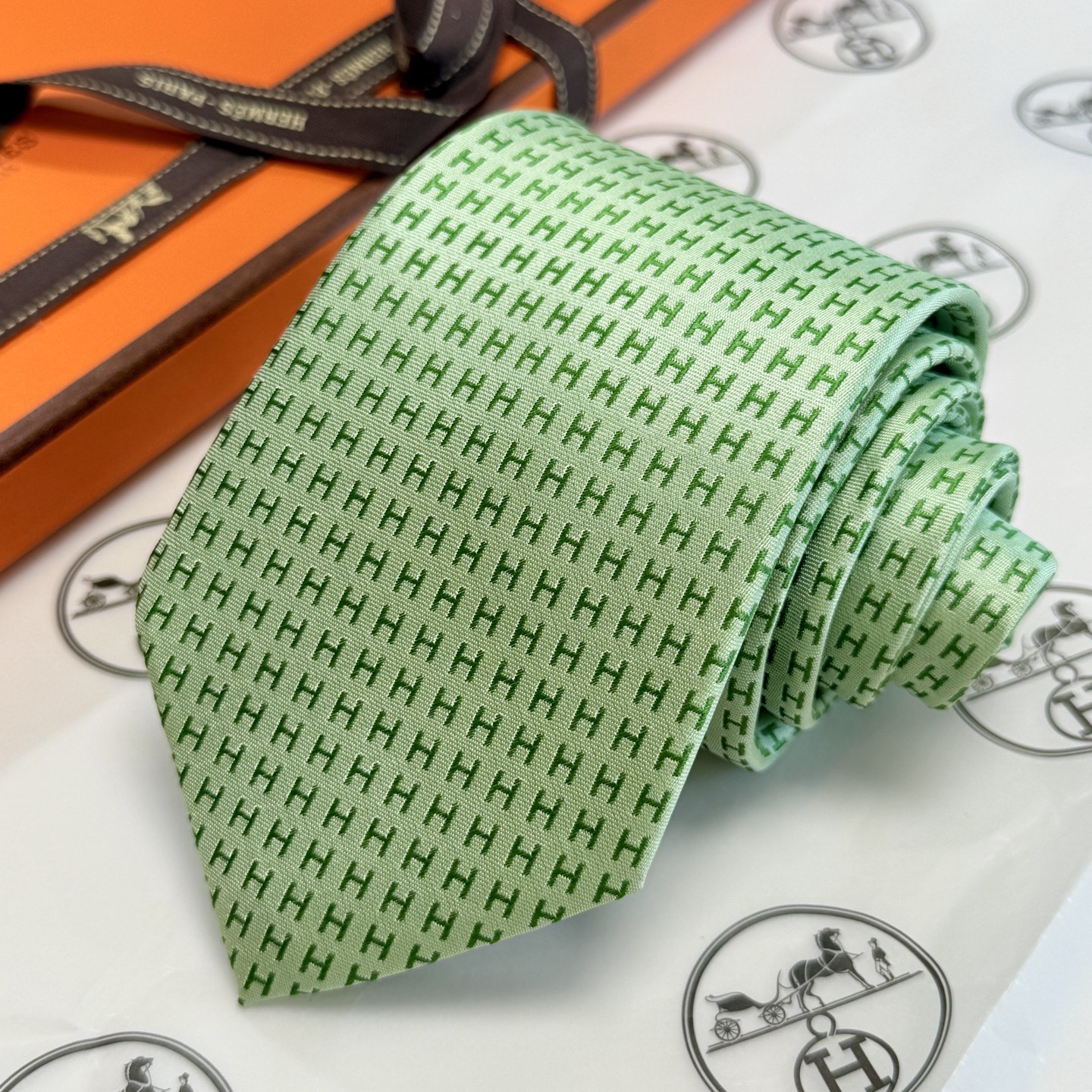 🌾男士新款领带系列【H字母图案领带】👔👔，稀有H家每年都有一千条不同印花的领带面世，从最初的多以几何图案