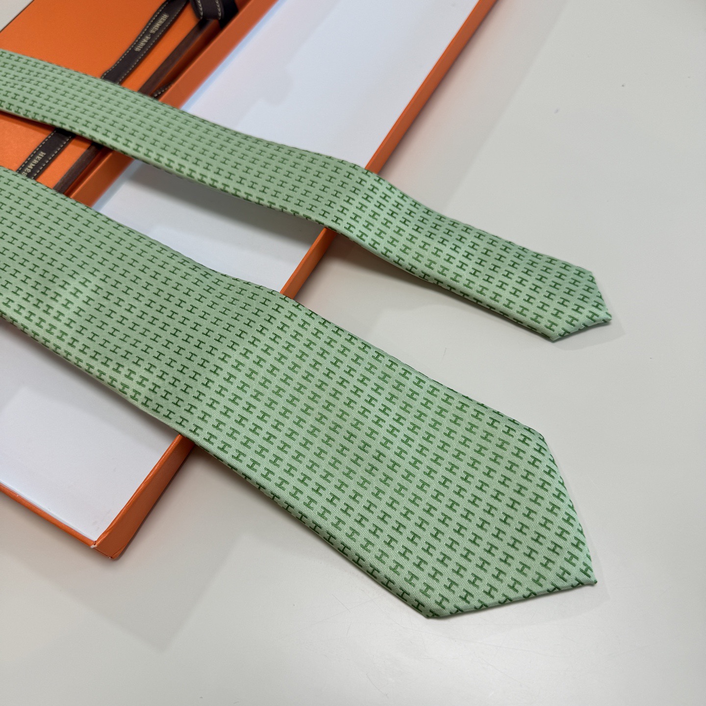 🌾男士新款领带系列【H字母图案领带】👔👔，稀有H家每年都有一千条不同印花的领带面世，从最初的多以几何图案