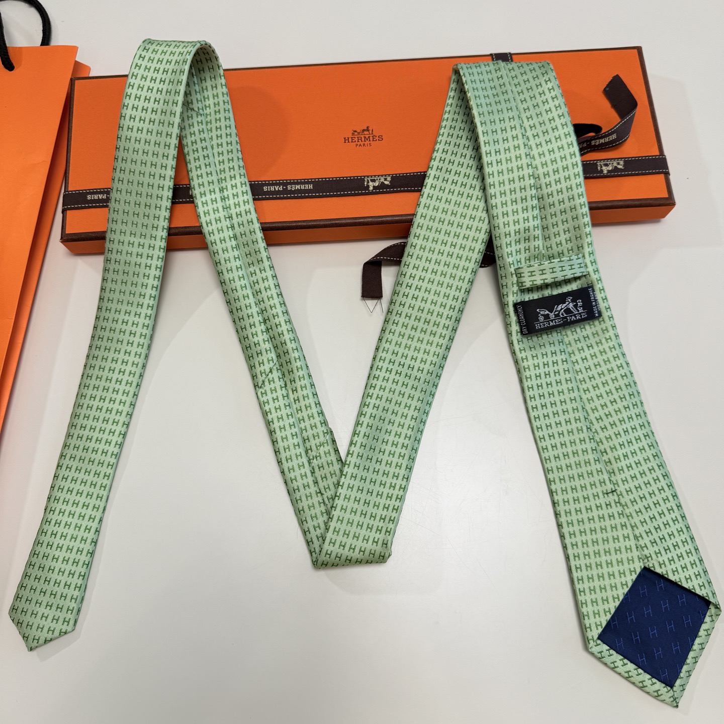 🌾男士新款领带系列【H字母图案领带】👔👔，稀有H家每年都有一千条不同印花的领带面世，从最初的多以几何图案